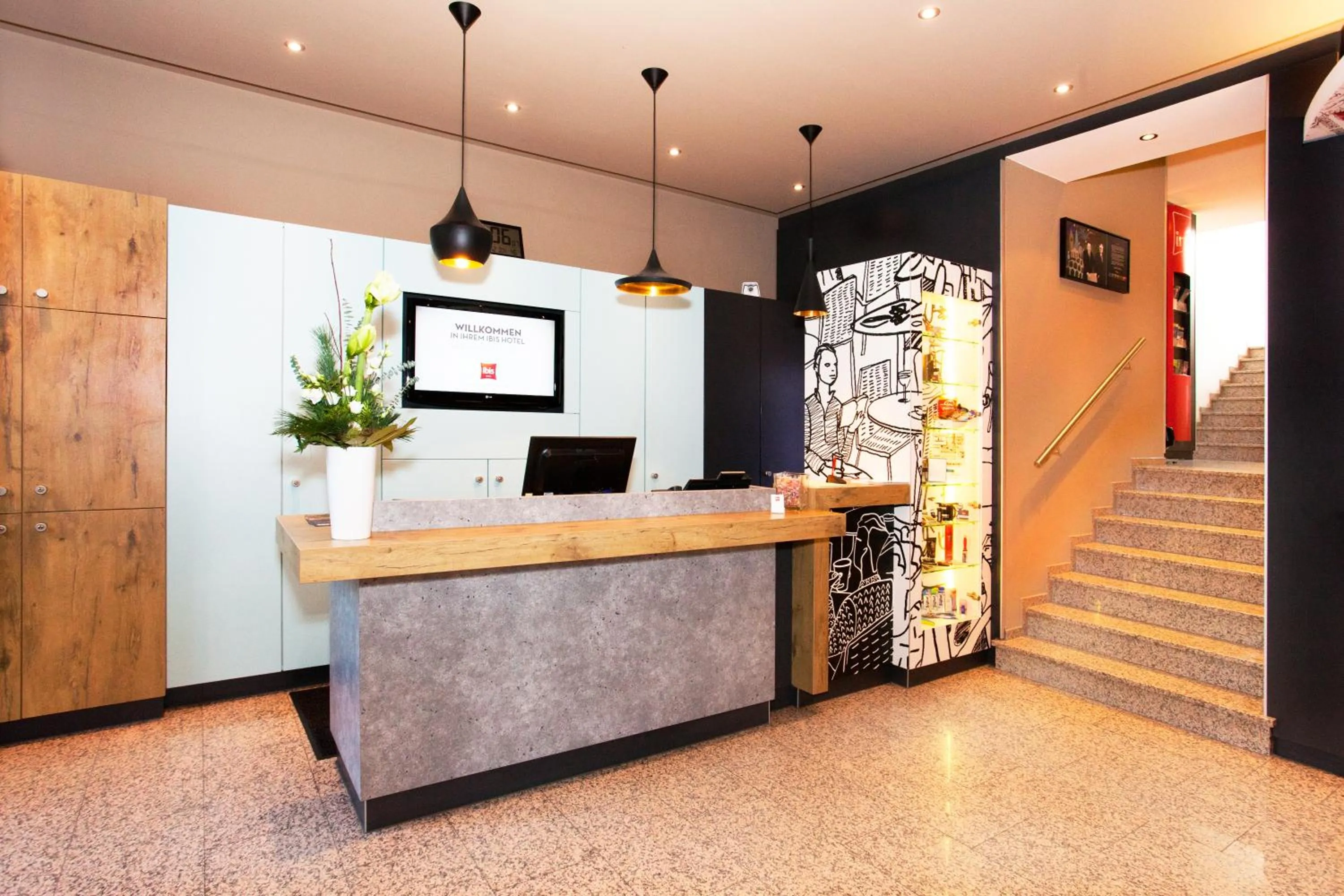 Lobby or reception in ibis Saarbrücken City