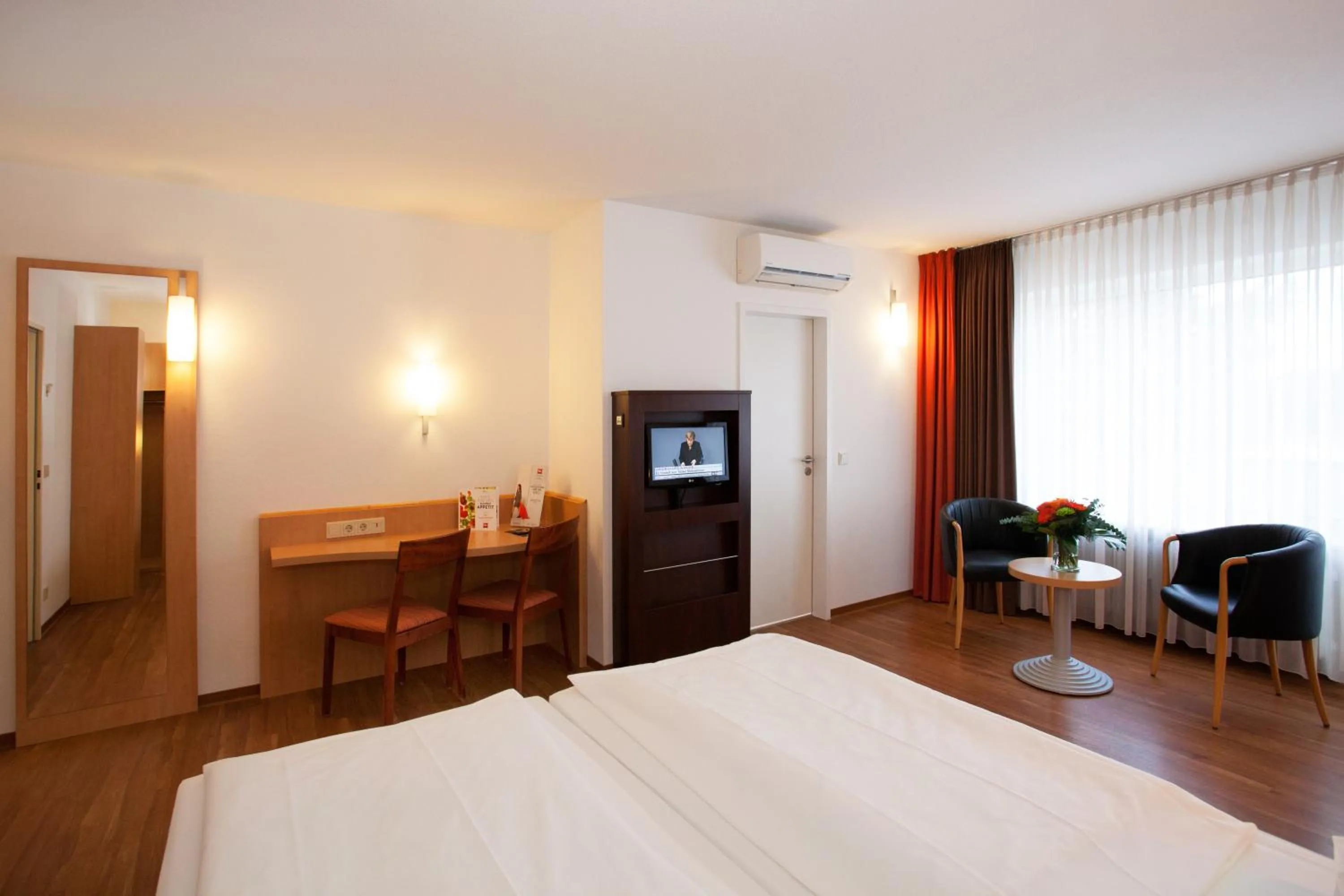 Photo of the whole room, Bed in ibis Saarbrücken City