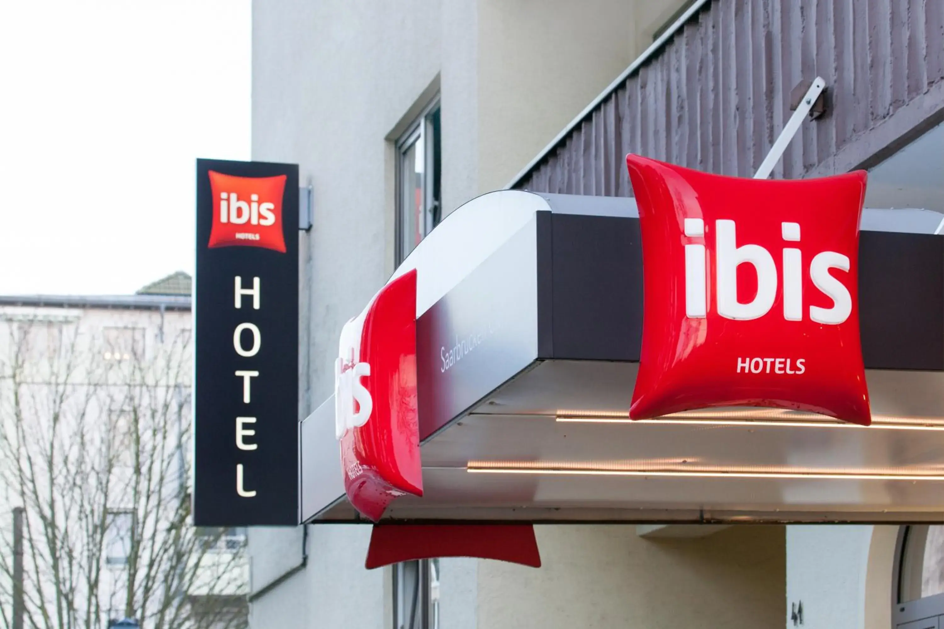 Facade/entrance, Property Logo/Sign in ibis Saarbrücken City