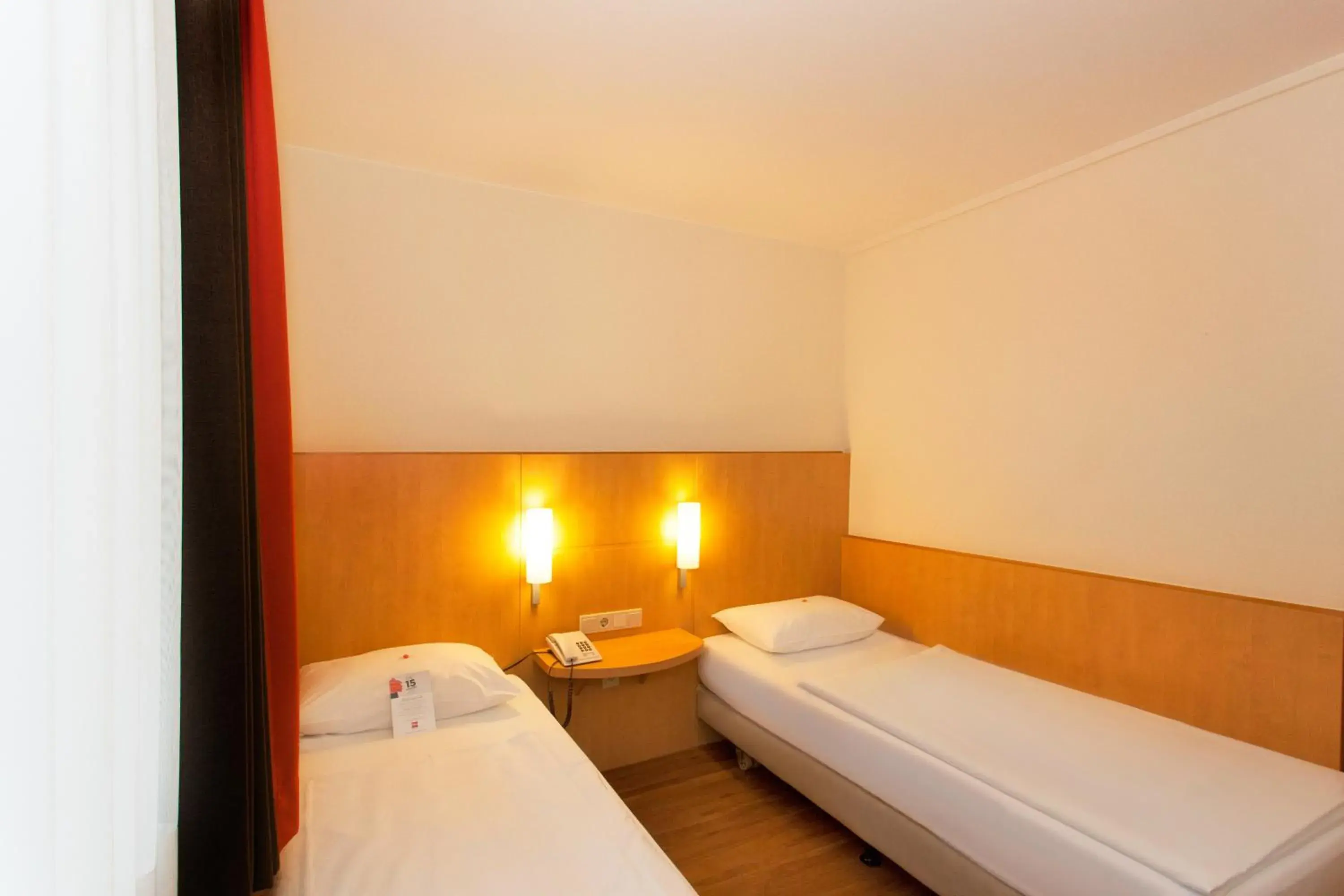 Photo of the whole room, Bed in ibis Saarbrücken City