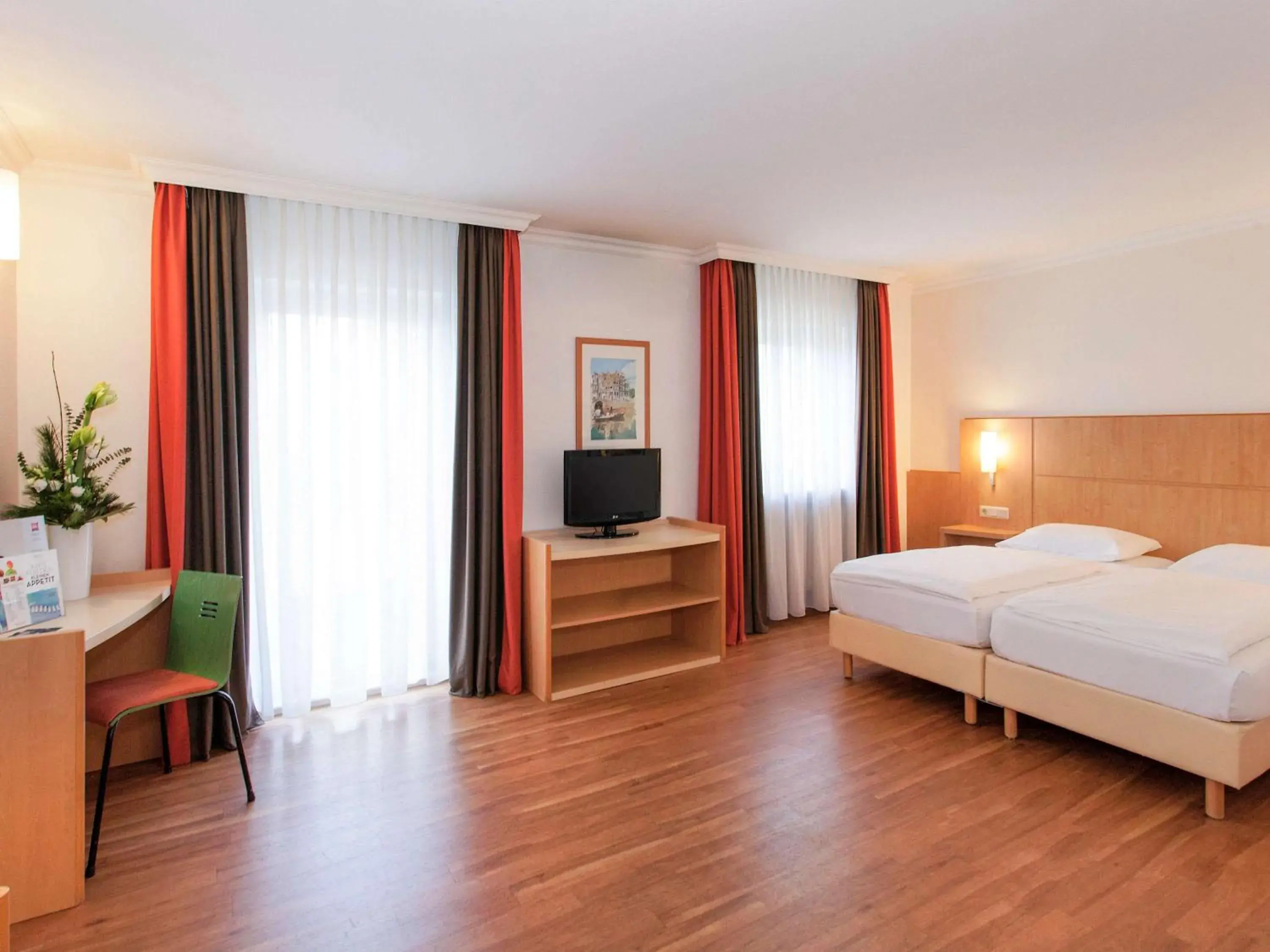 Photo of the whole room, Bed in ibis Saarbrücken City