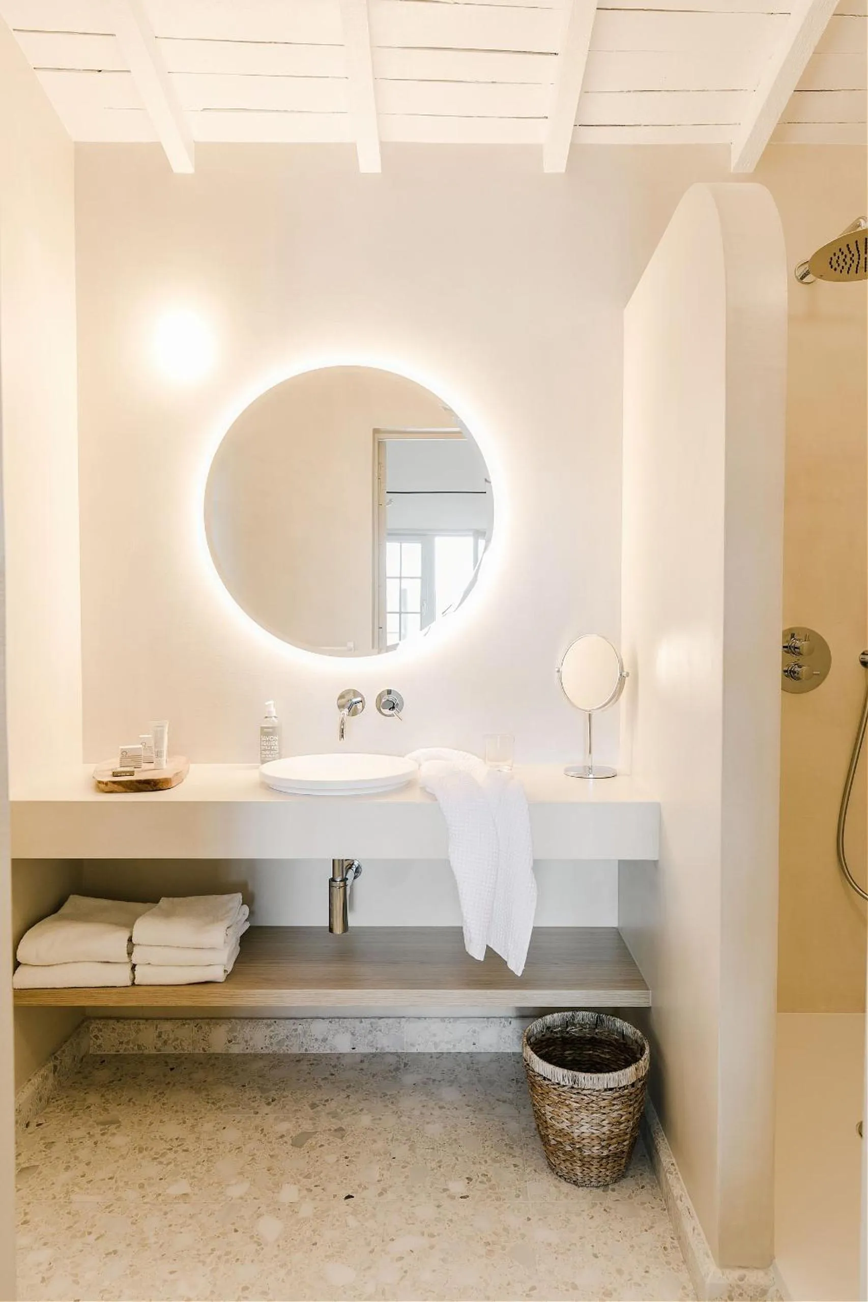 Bathroom in Hôtel Restaurant Les Arnelles