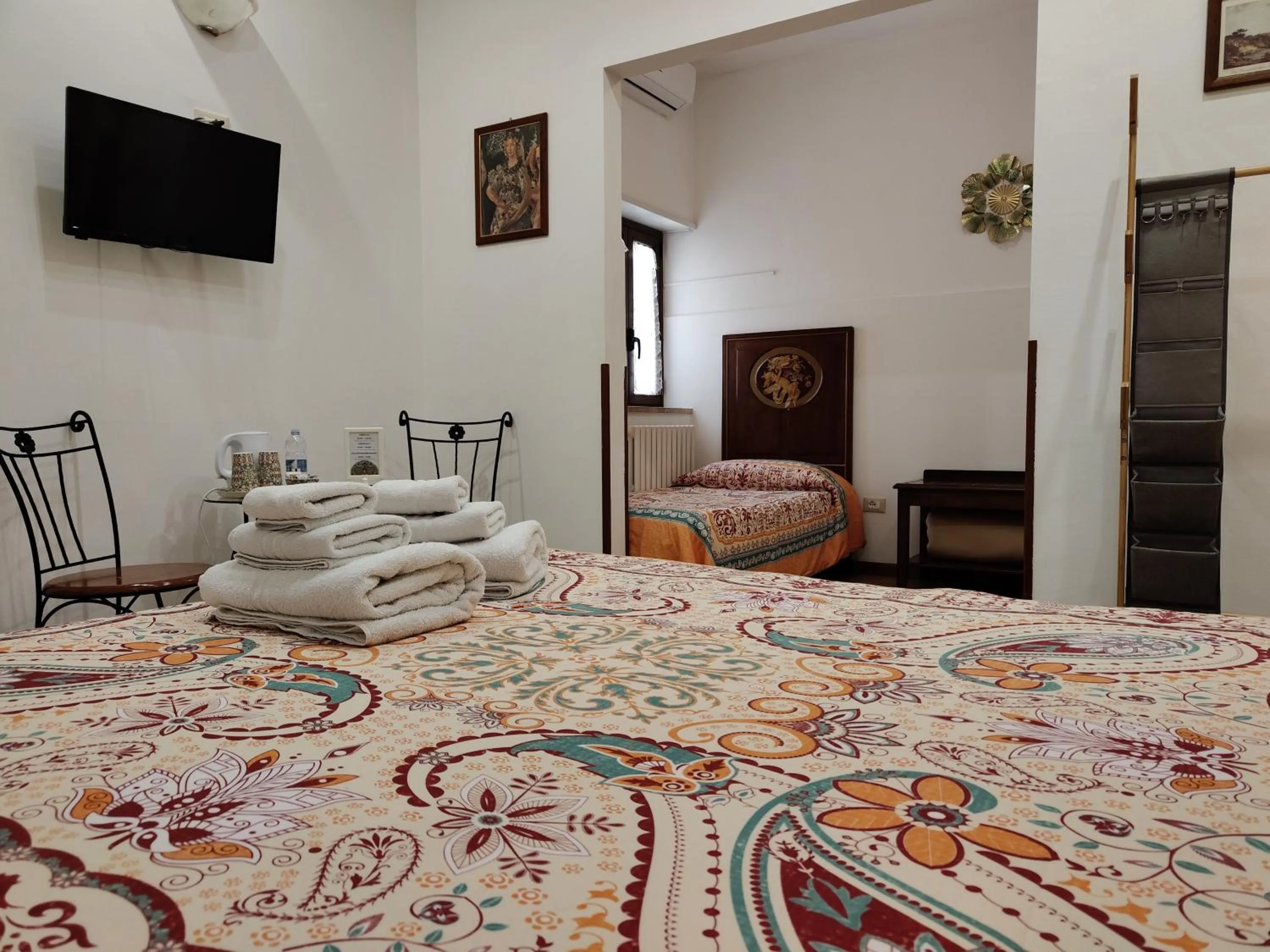 Photo of the whole room, Bed in Proserpina