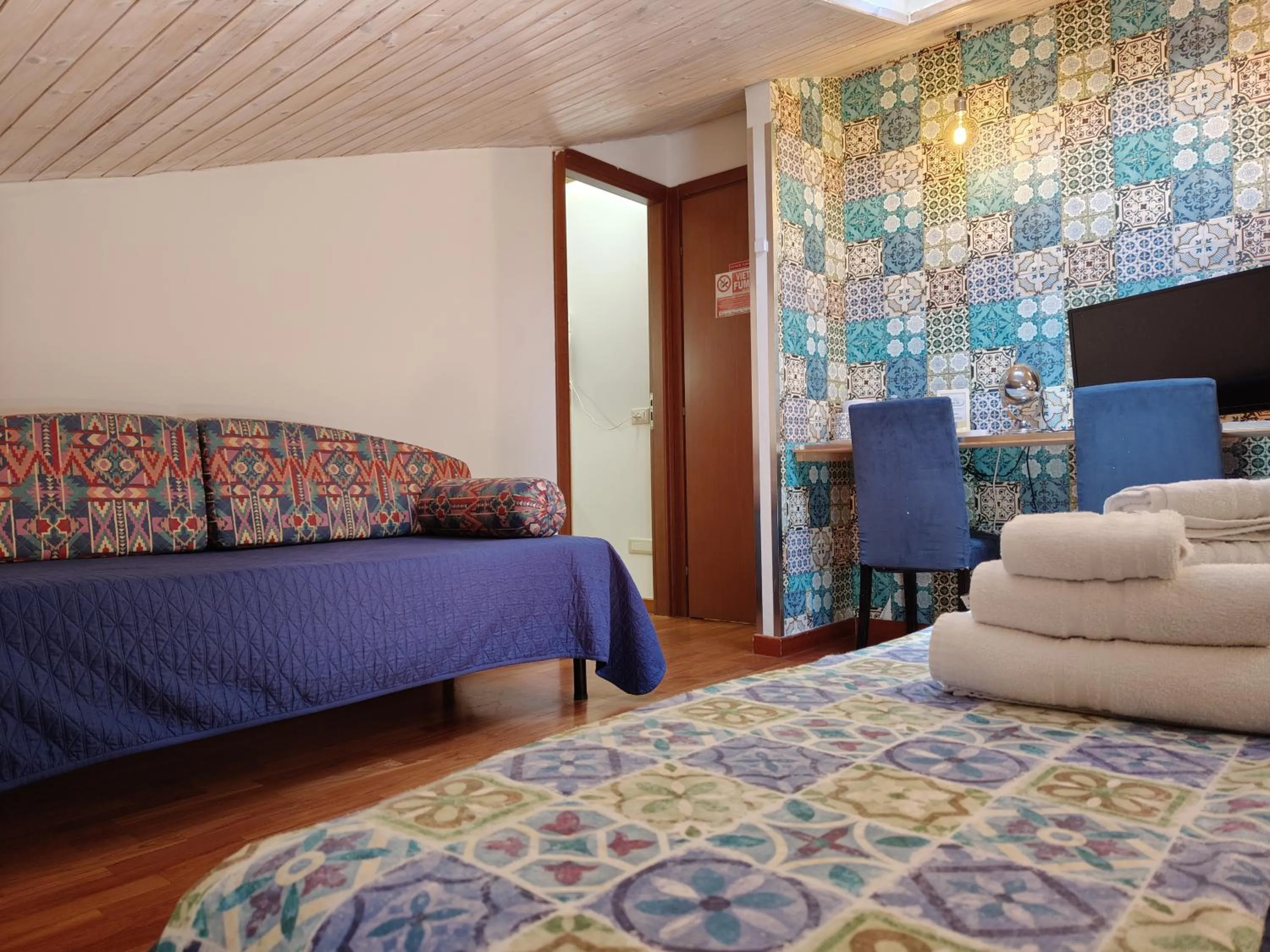 Photo of the whole room, Bed in Proserpina