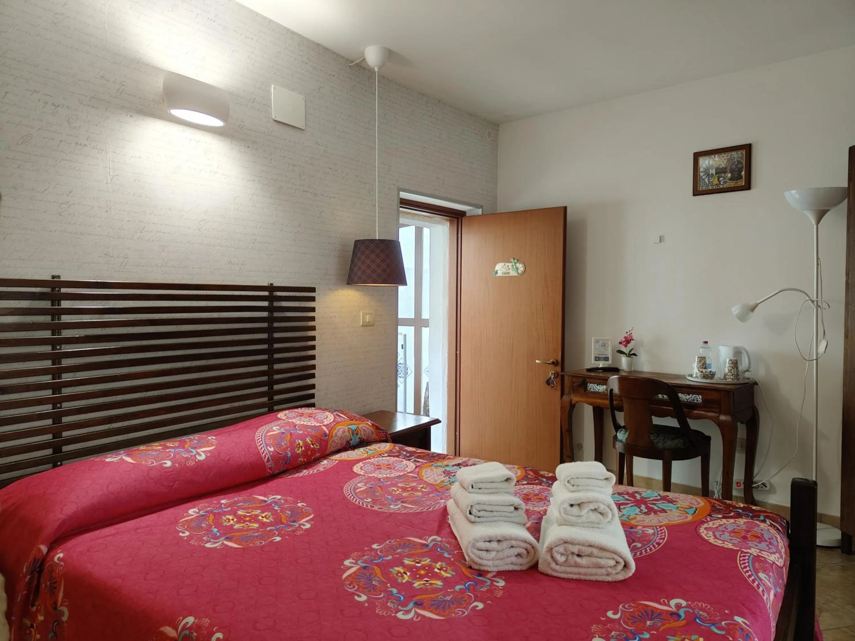 Photo of the whole room, Bed in Proserpina