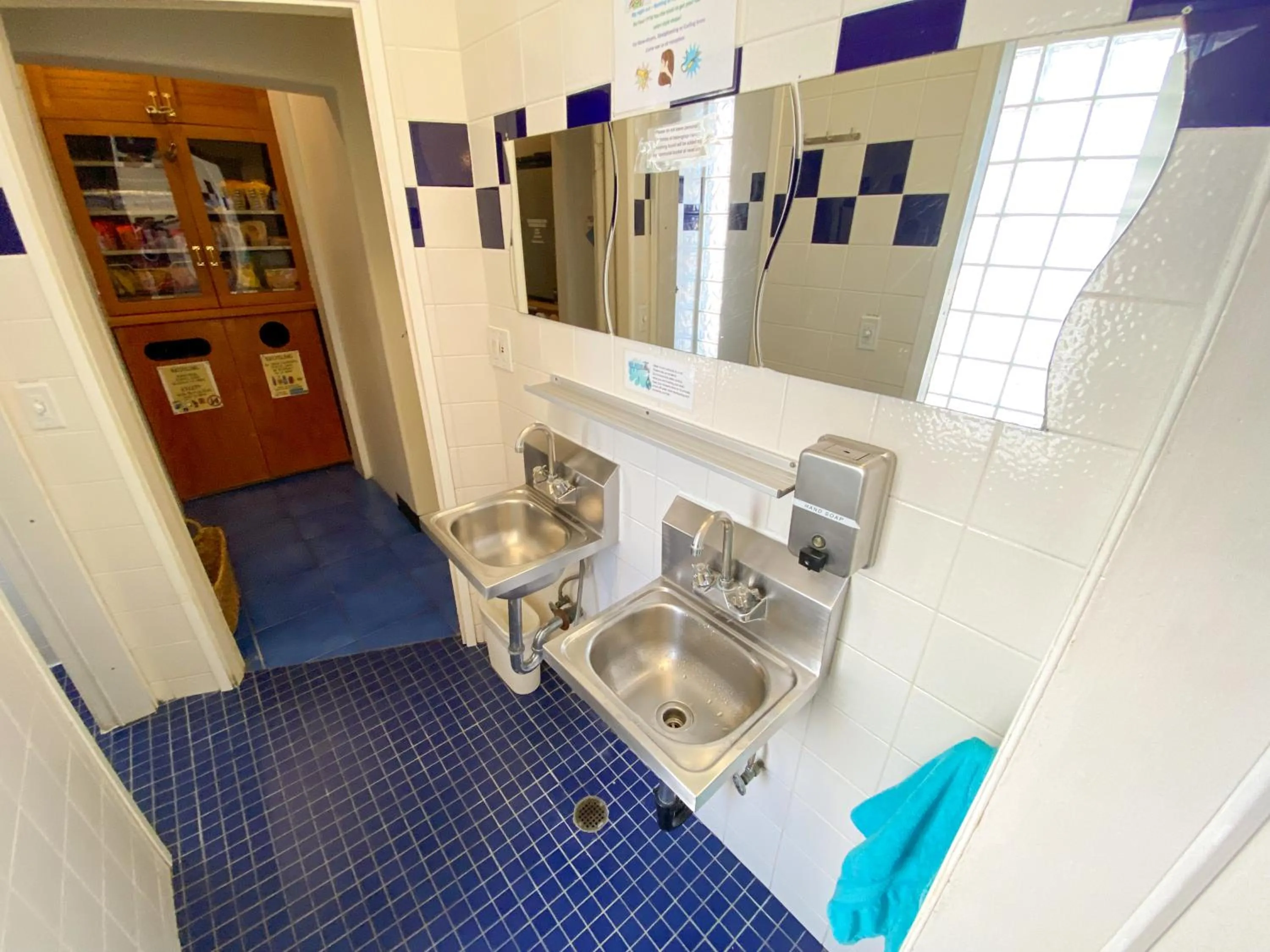 Bathroom in ITH San Francisco Pacific Tradewinds Backpacker Hostel