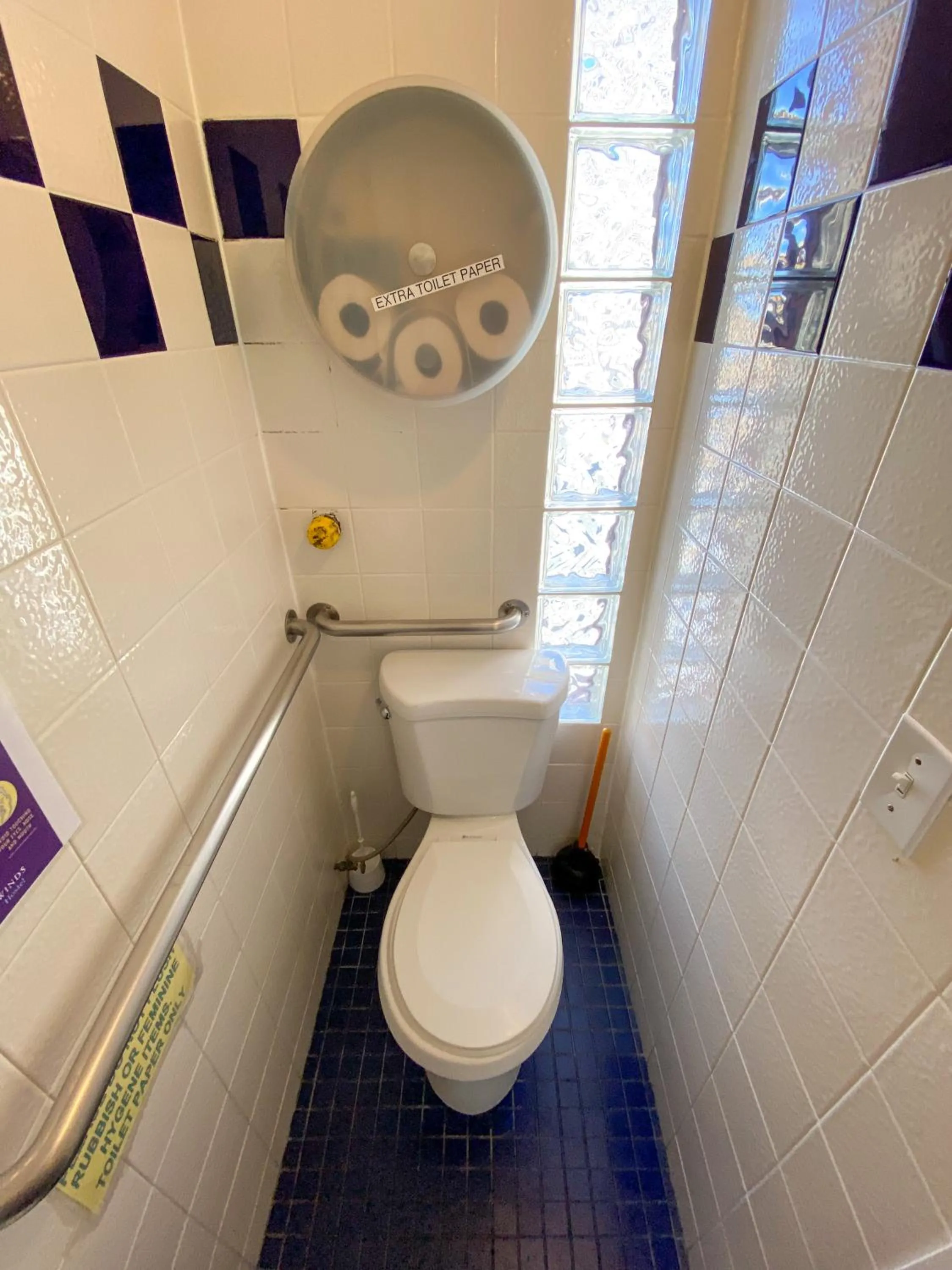 Bathroom in ITH San Francisco Pacific Tradewinds Backpacker Hostel