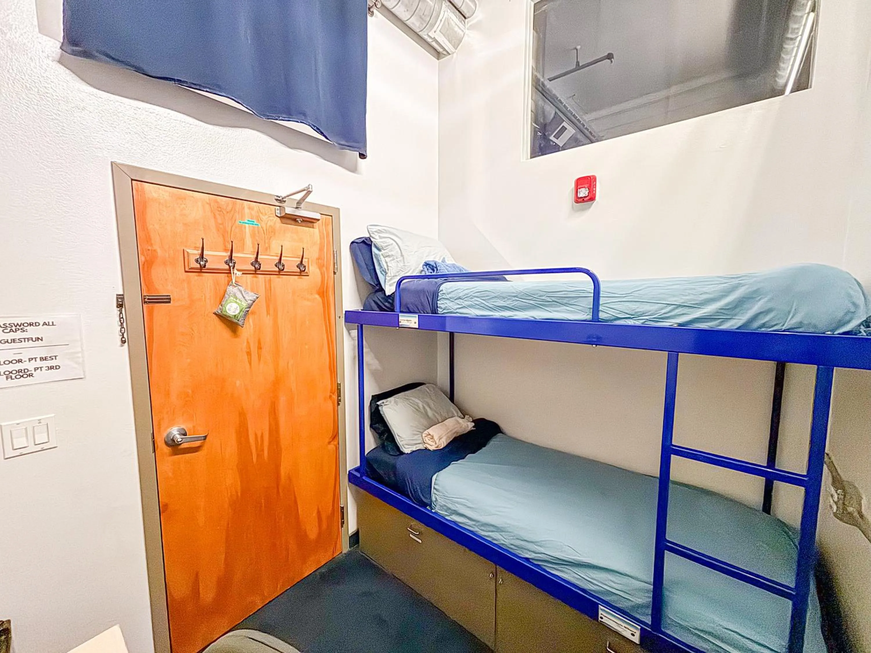 Bedroom, Bed in ITH San Francisco Pacific Tradewinds Backpacker Hostel