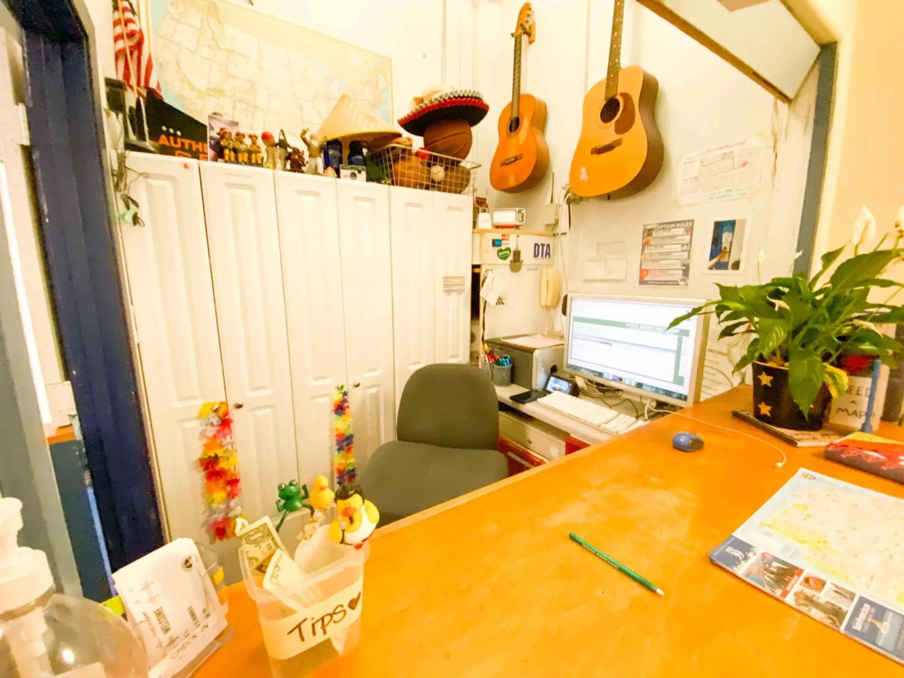 Lobby or reception in ITH San Francisco Pacific Tradewinds Backpacker Hostel Lobby or reception in ITH San Francisco Pacific Tradewinds Backpacker Hostel