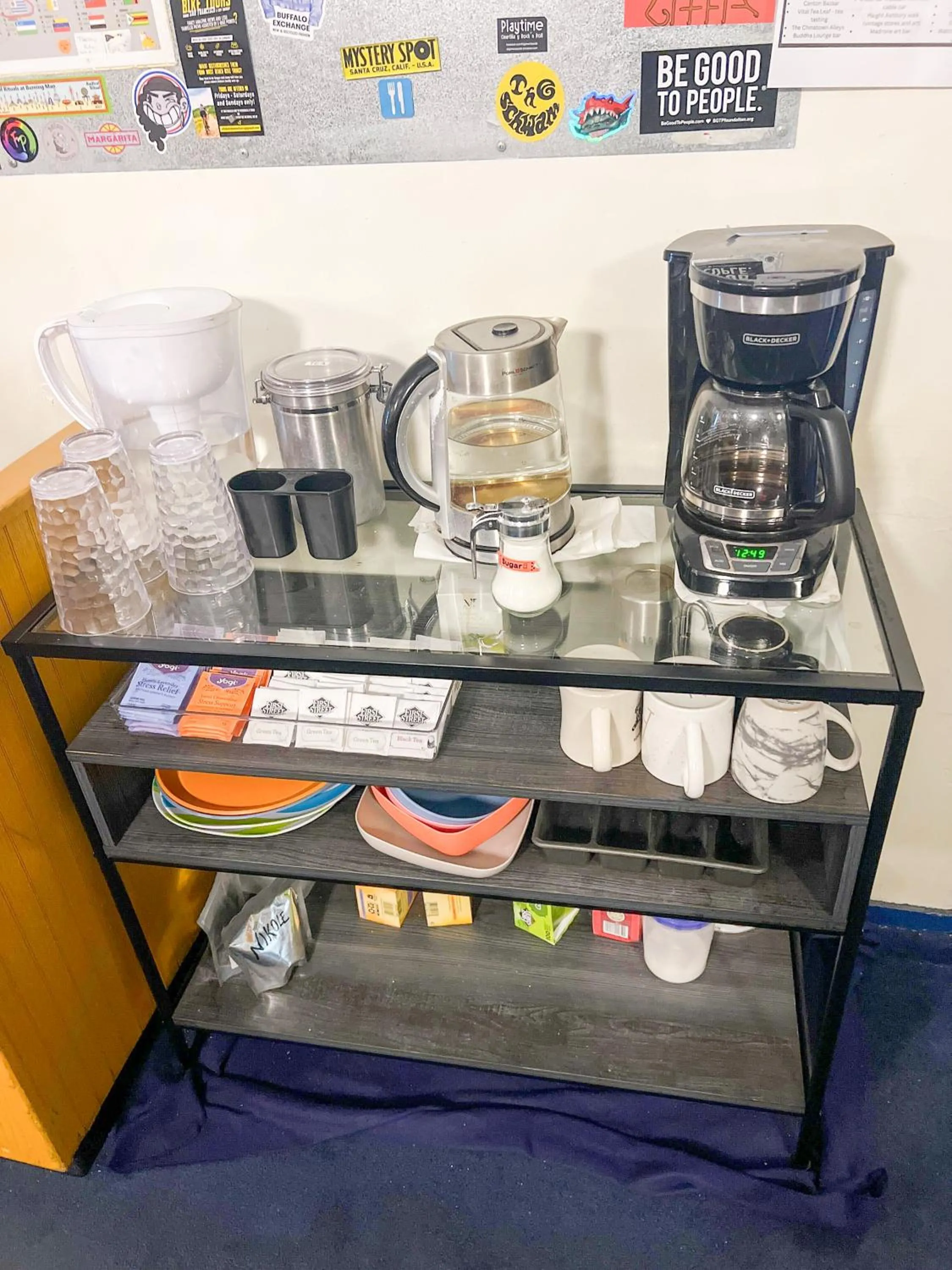Coffee/tea facilities in ITH San Francisco Pacific Tradewinds Backpacker Hostel