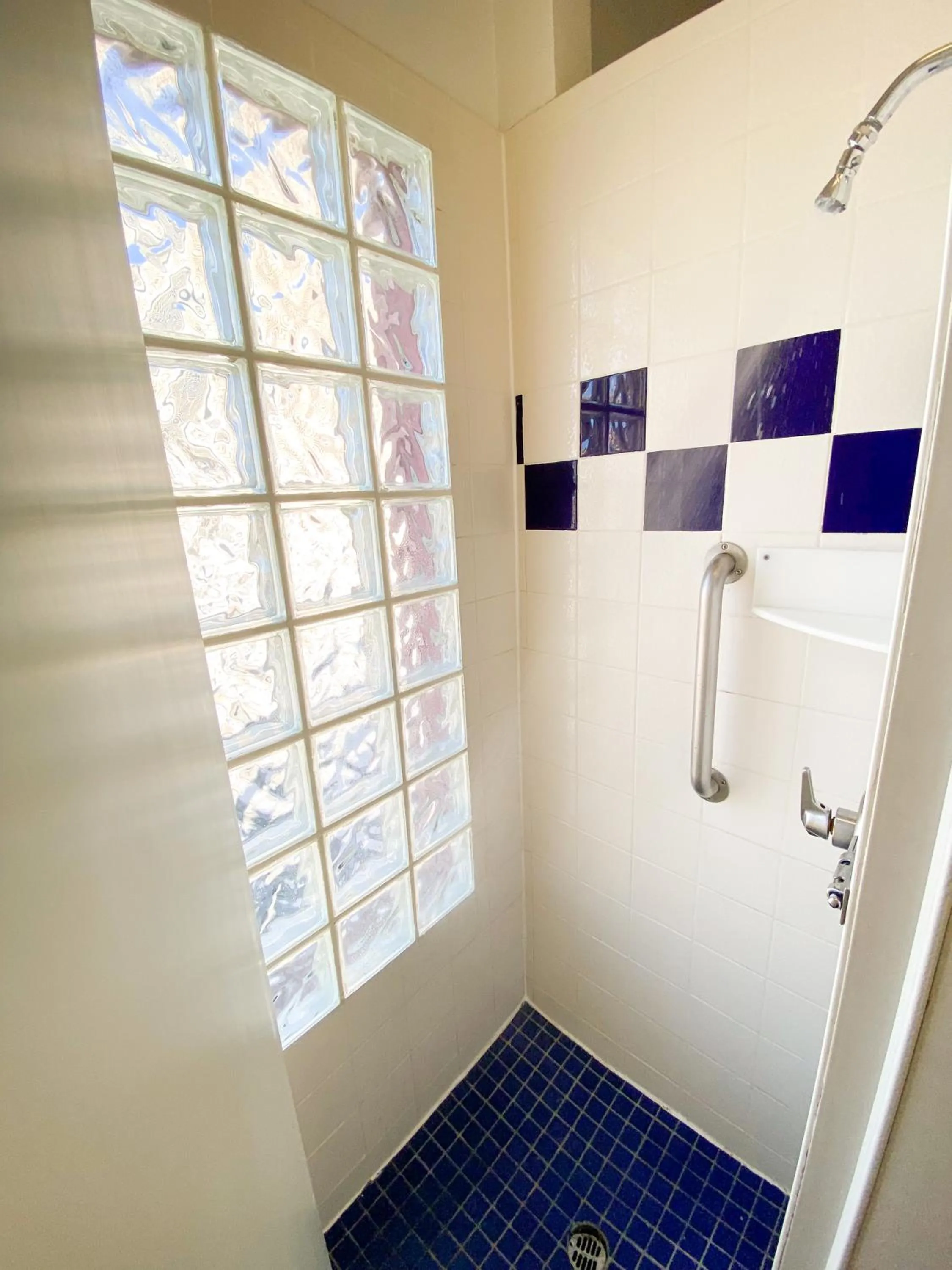 Bathroom in ITH San Francisco Pacific Tradewinds Backpacker Hostel