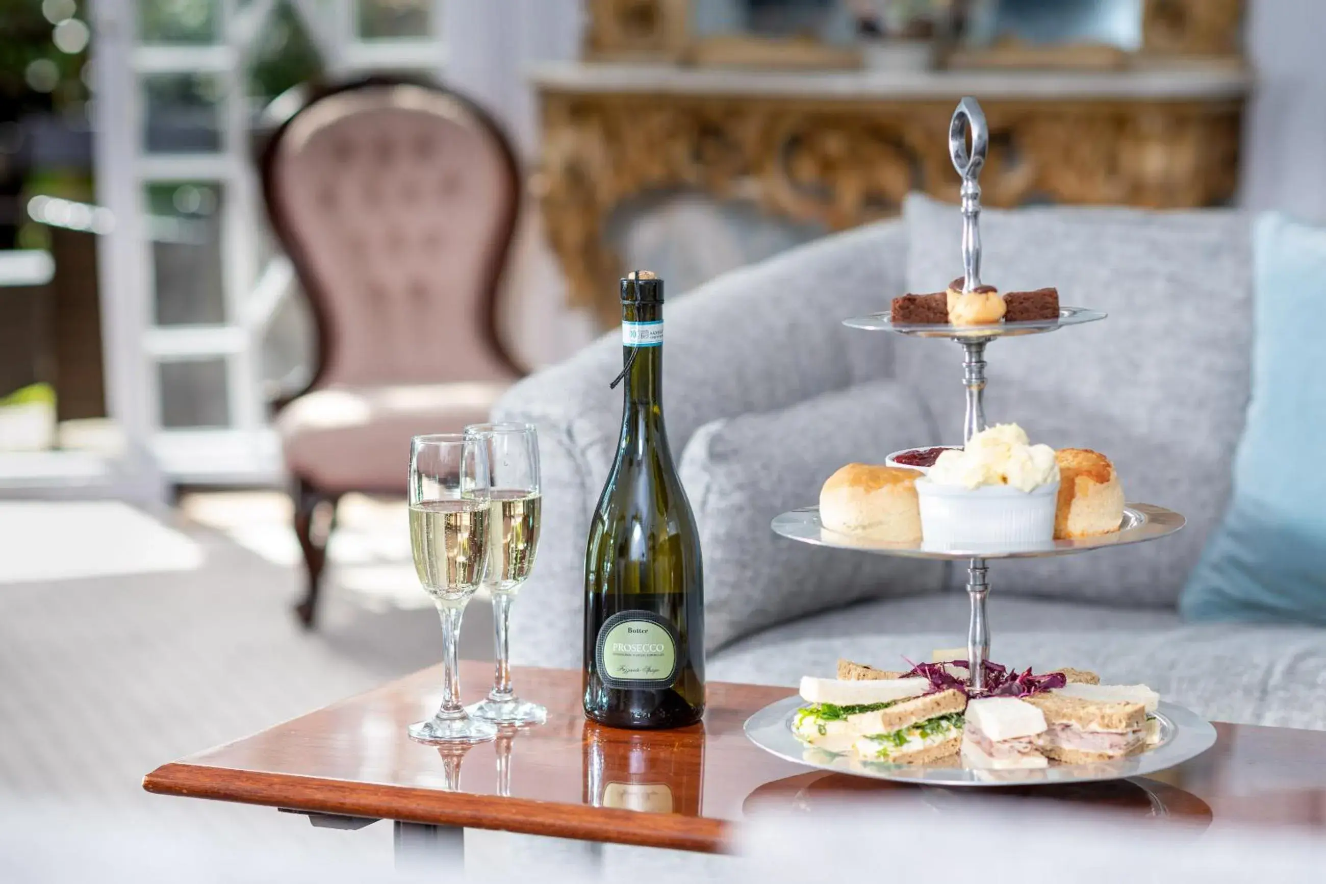 Lounge or bar in Royal Glen Hotel Lounge or bar in Royal Glen Hotel