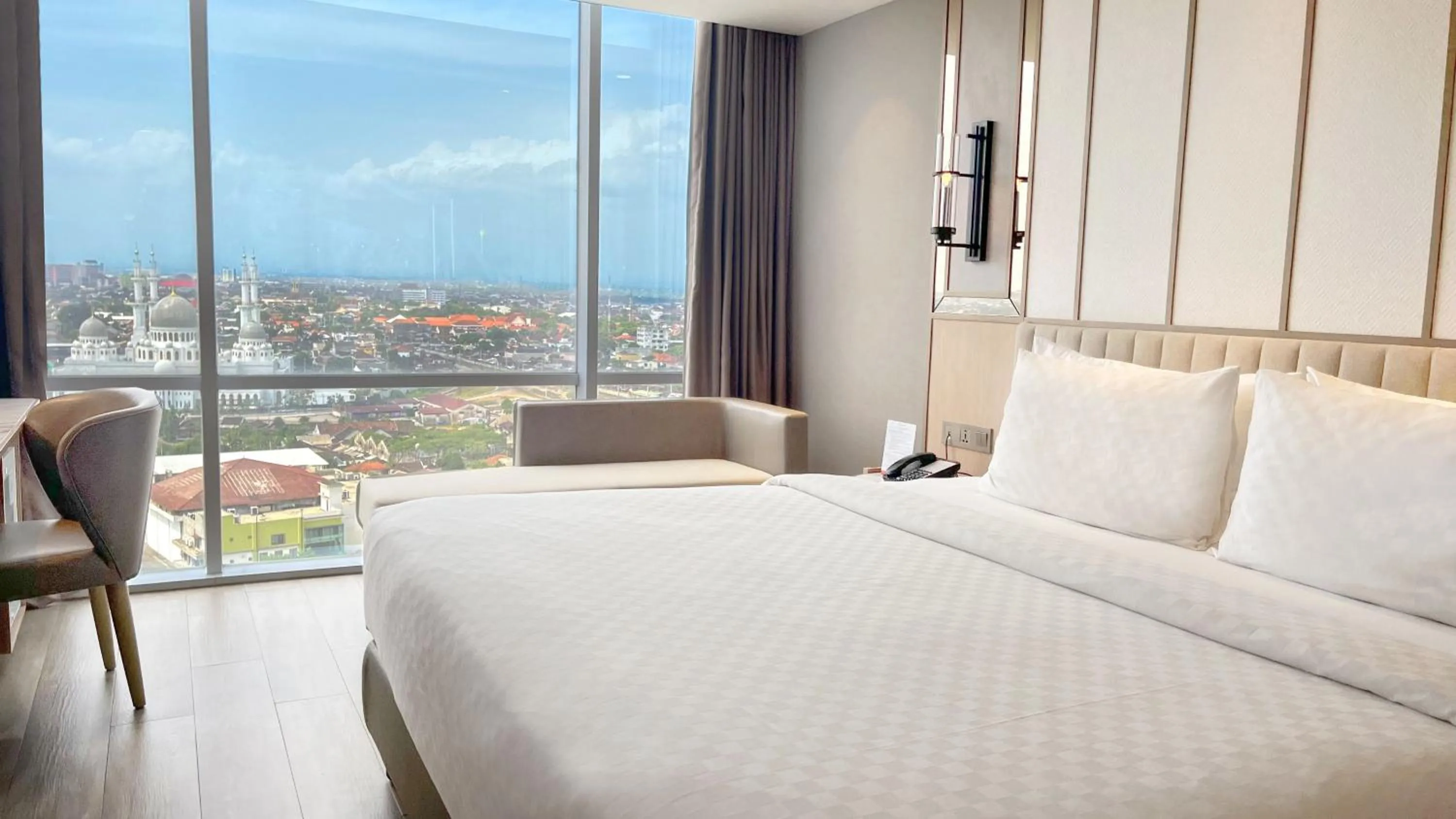 Bedroom, Bed in Swiss-Belhotel Solo