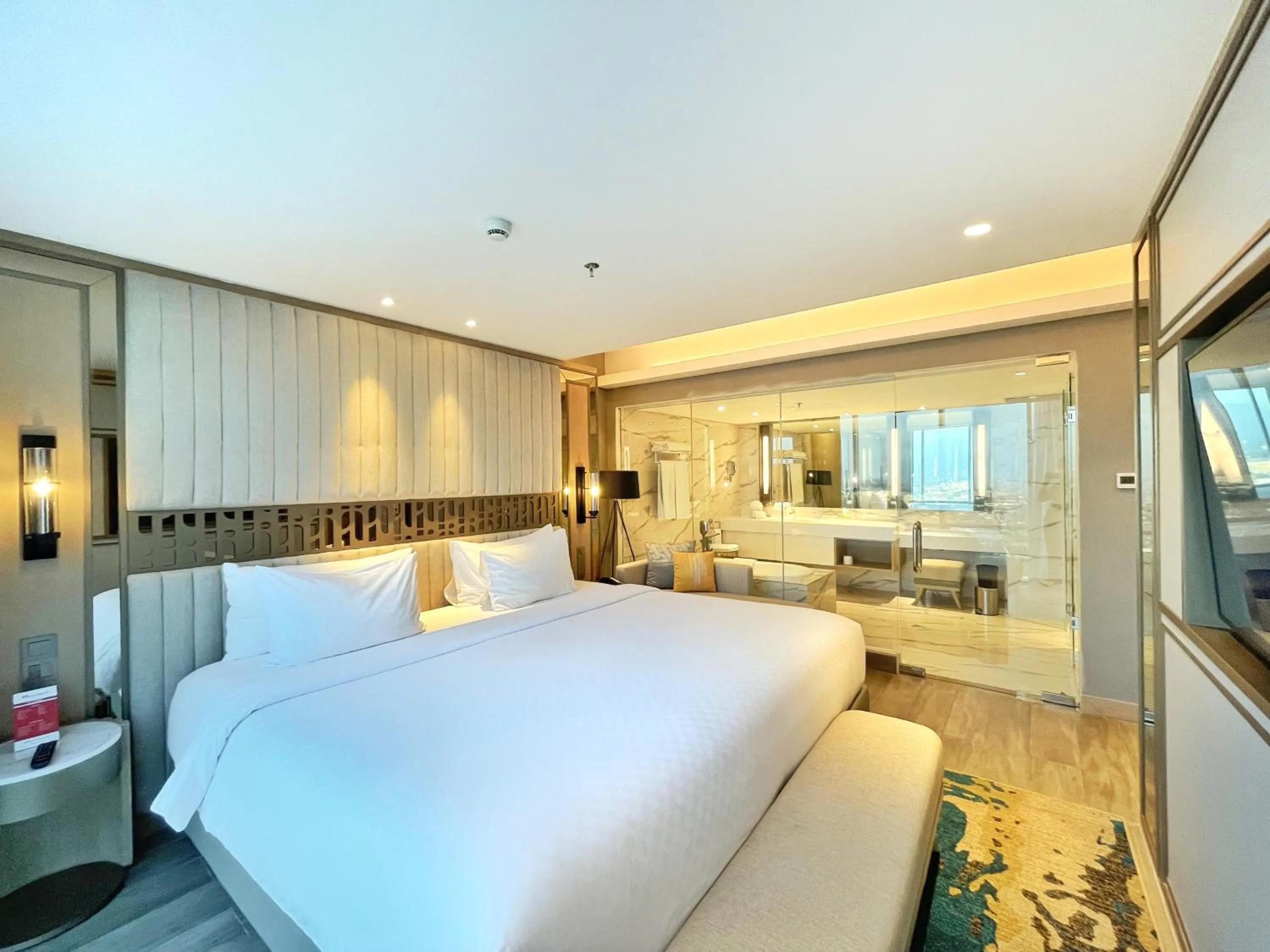 Bedroom, Bed in Swiss-Belhotel Solo