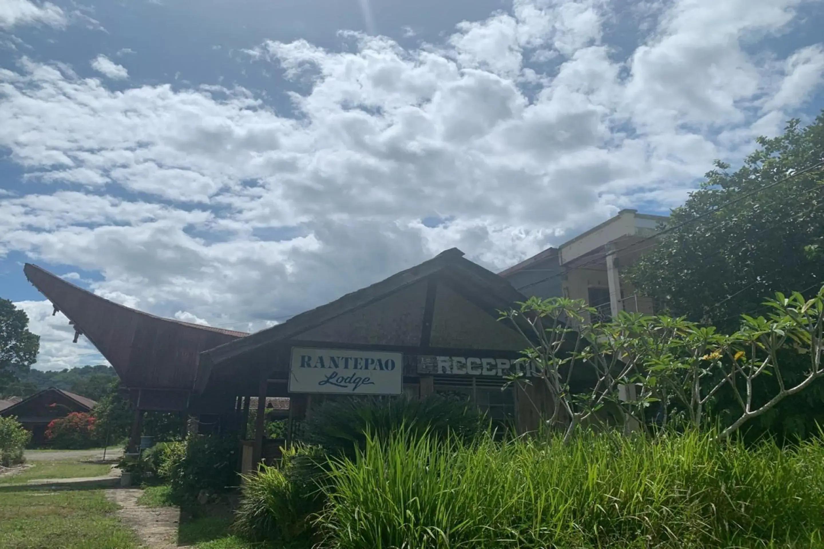 Facade/entrance in Hotel O Rantepao Lodge Near Patung Tedong Bonga Facade/entrance in Hotel O Rantepao Lodge Near Patung Tedong Bonga