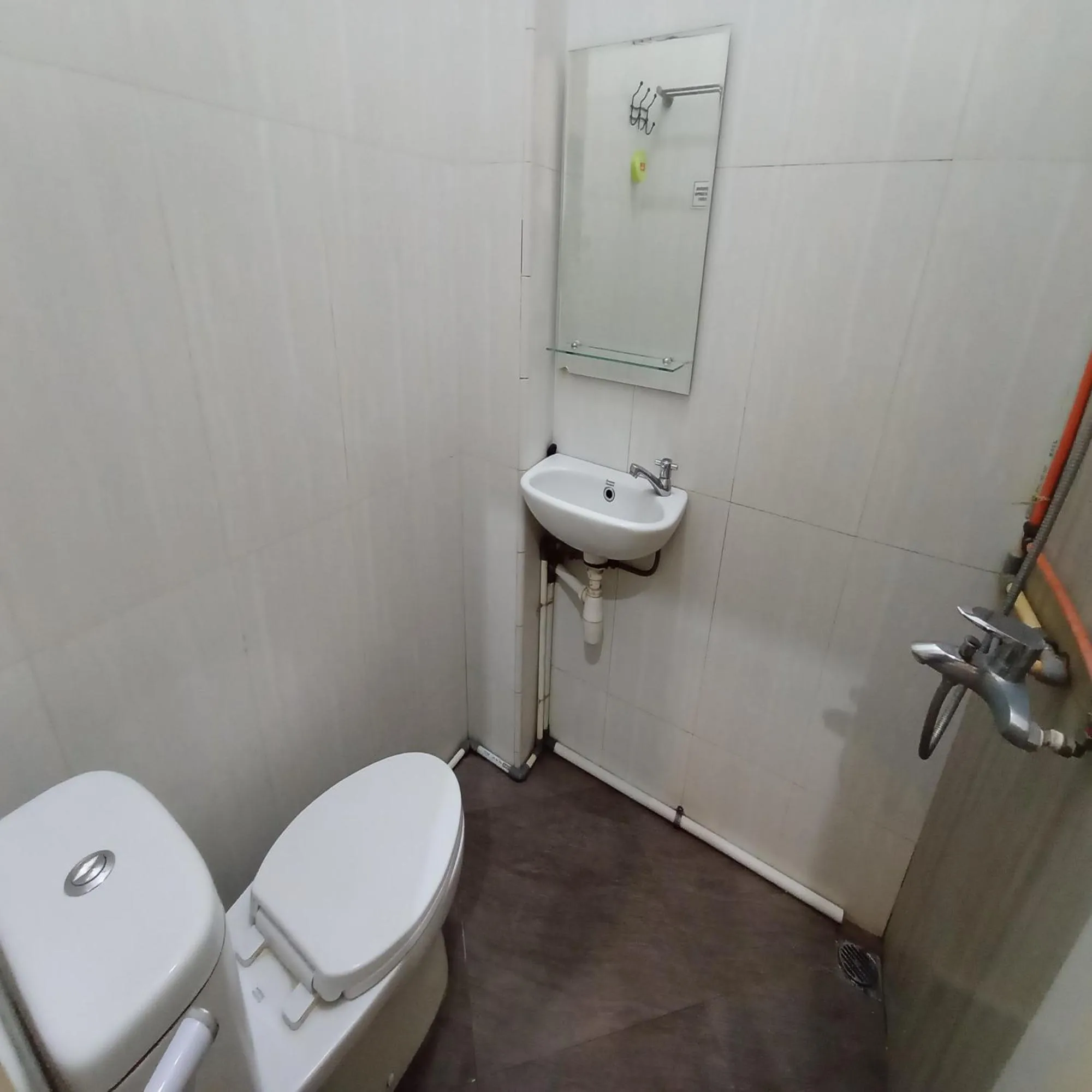Bathroom in Super OYO 3314 Syariah House