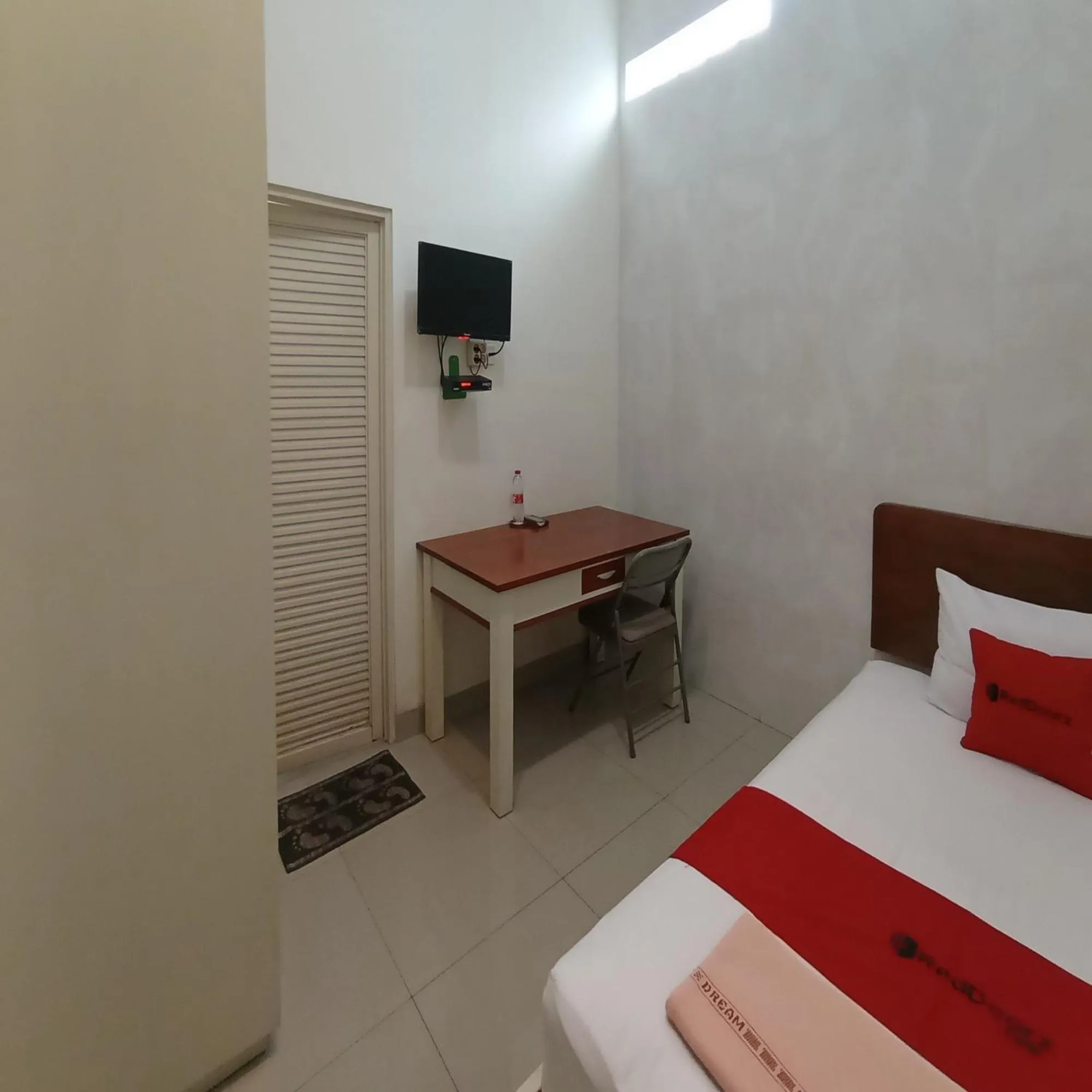 Bedroom, Bed in Super OYO 3314 Syariah House