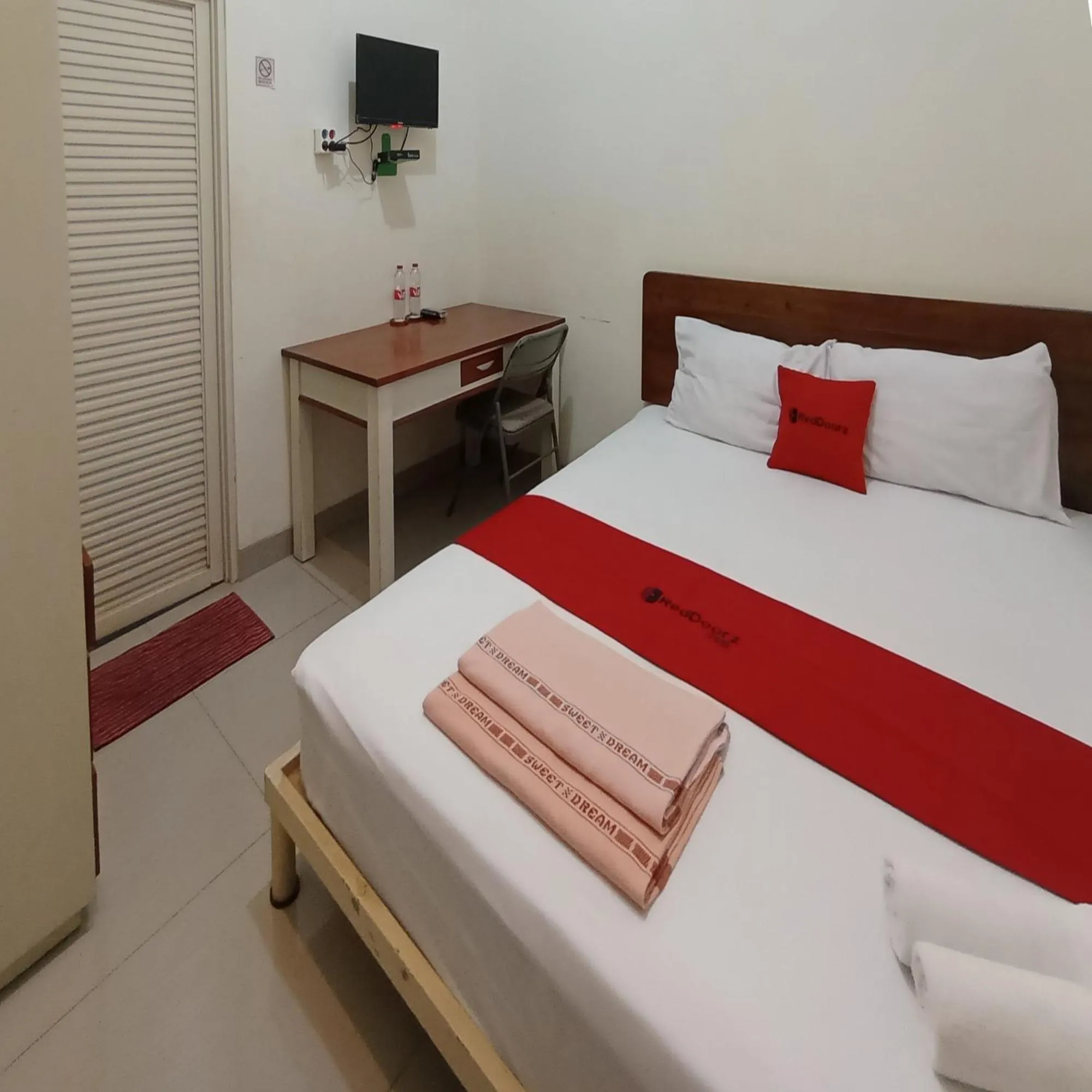 Bedroom, Bed in Super OYO 3314 Syariah House