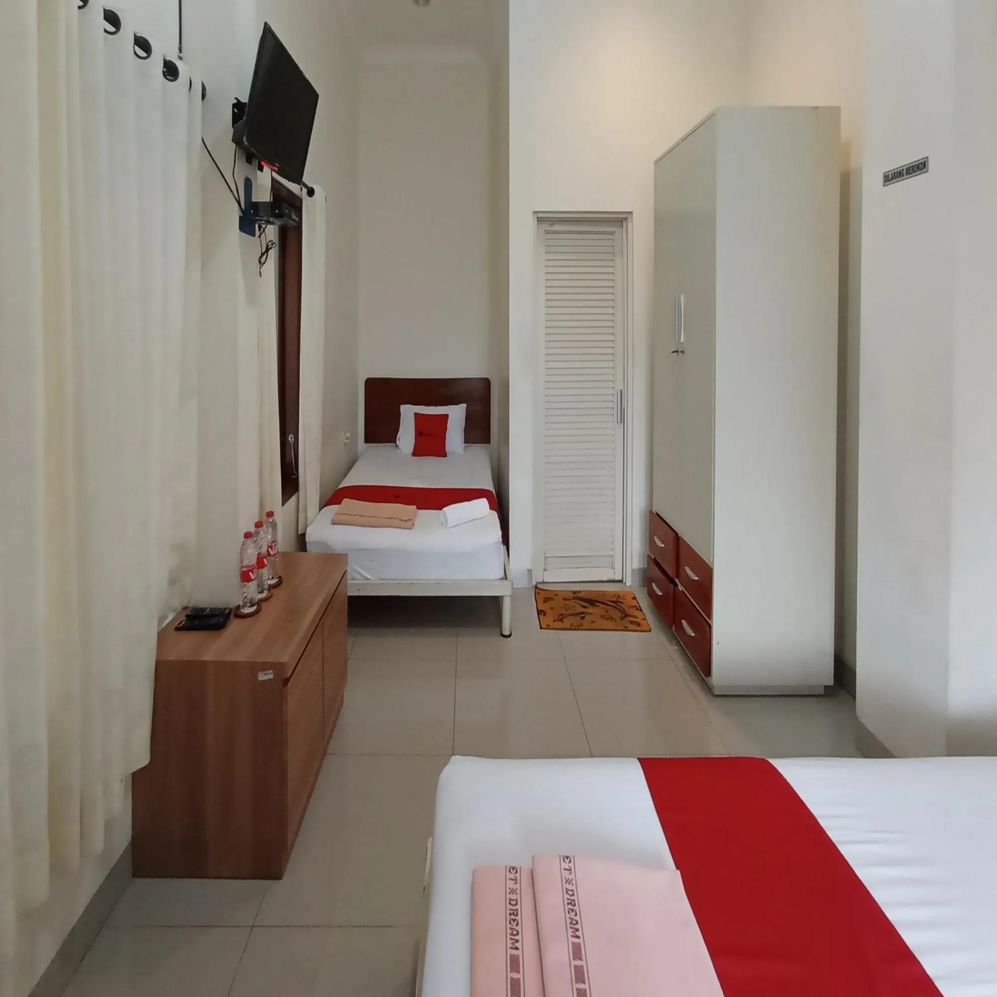 Bedroom, Bed in Super OYO 3314 Syariah House