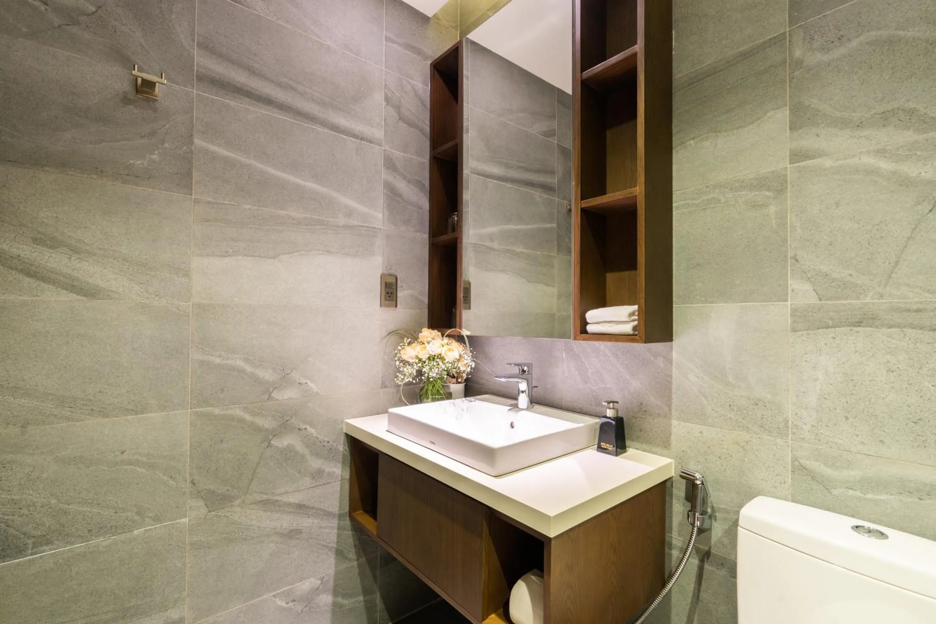 Toilet in DHTS Business Hotel & Apartment