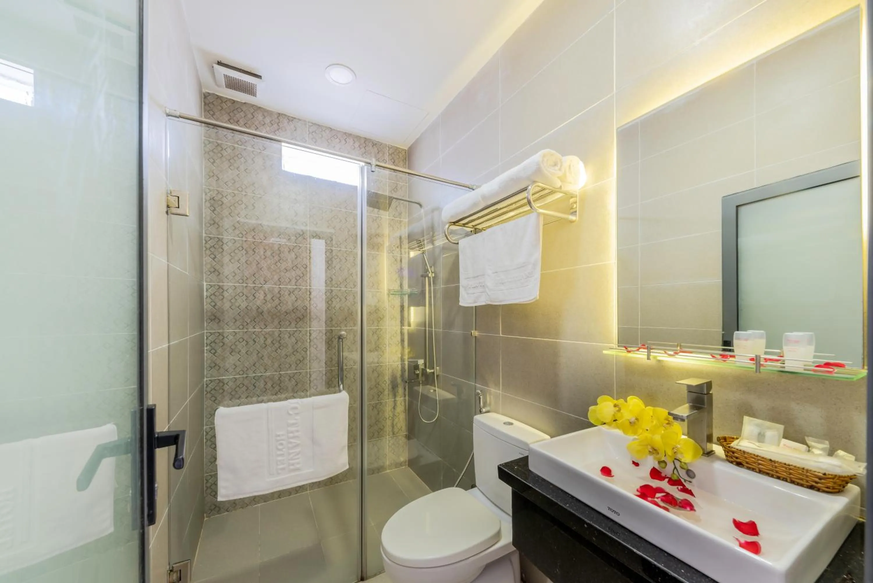 Shower in Phuc Thanh Luxury Hotel by THG