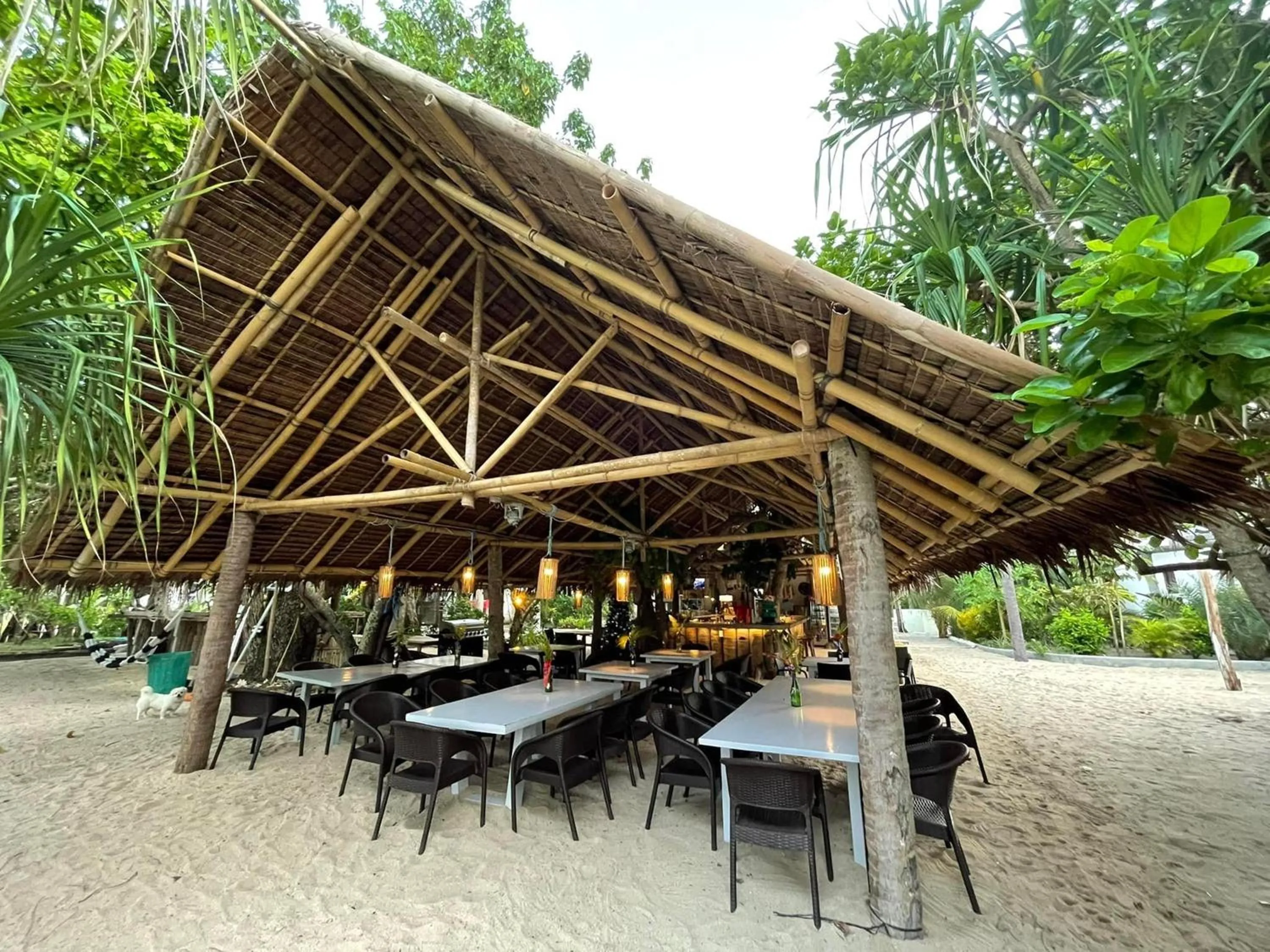 Restaurant/places to eat in Pili Beach Resort Agmanic