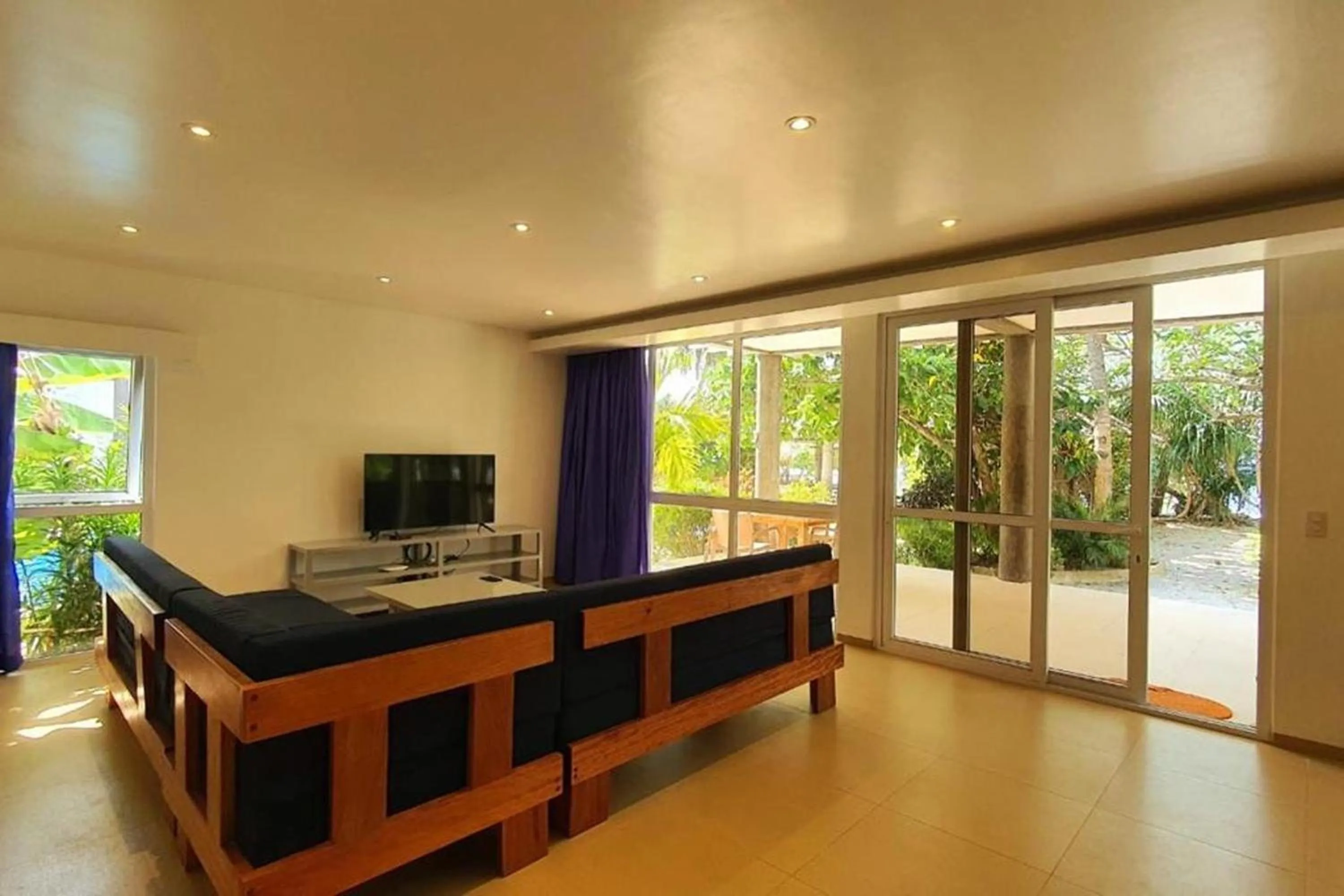 Communal lounge/ TV room in Pili Beach Resort Agmanic