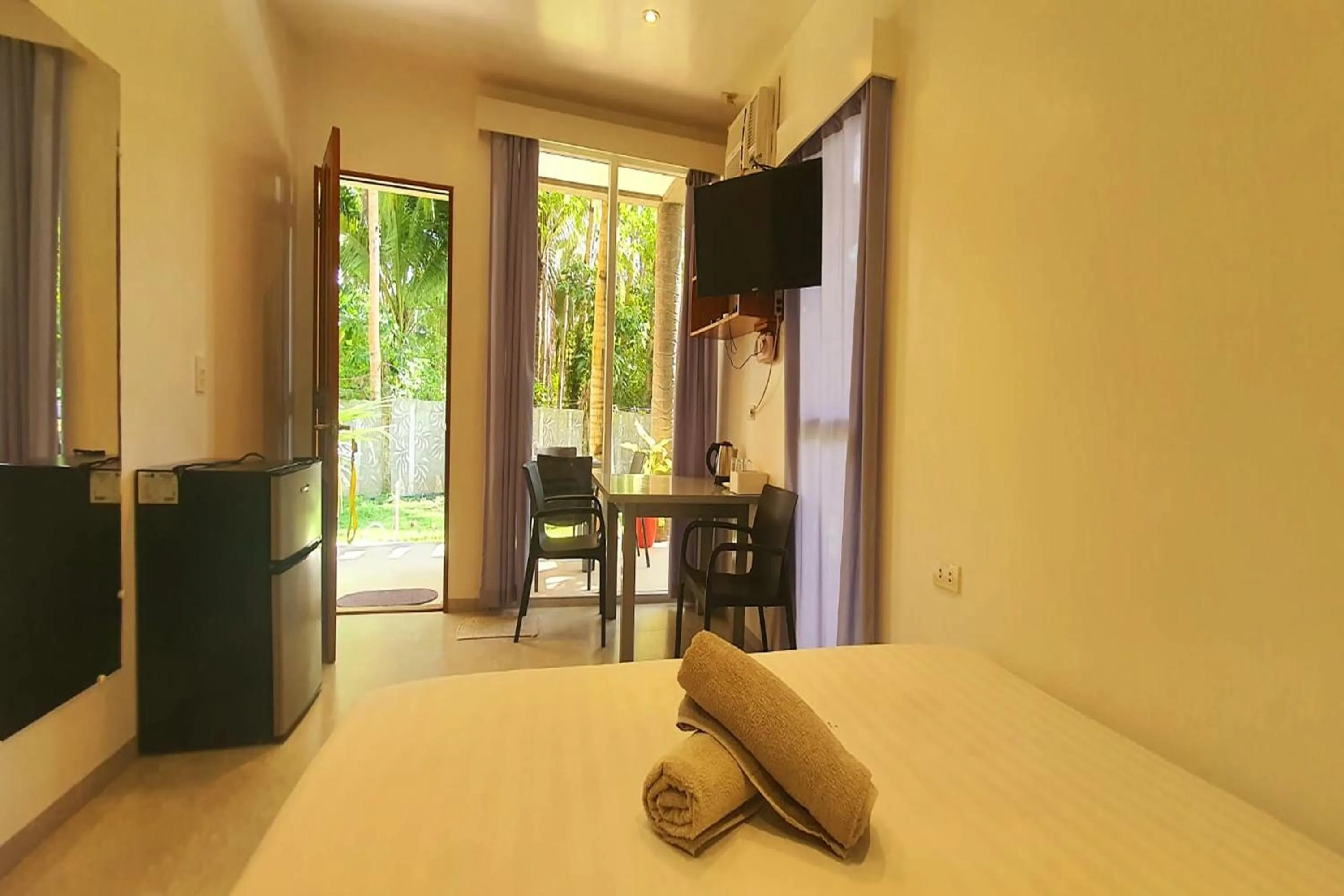 Bedroom, Bed in Pili Beach Resort Agmanic
