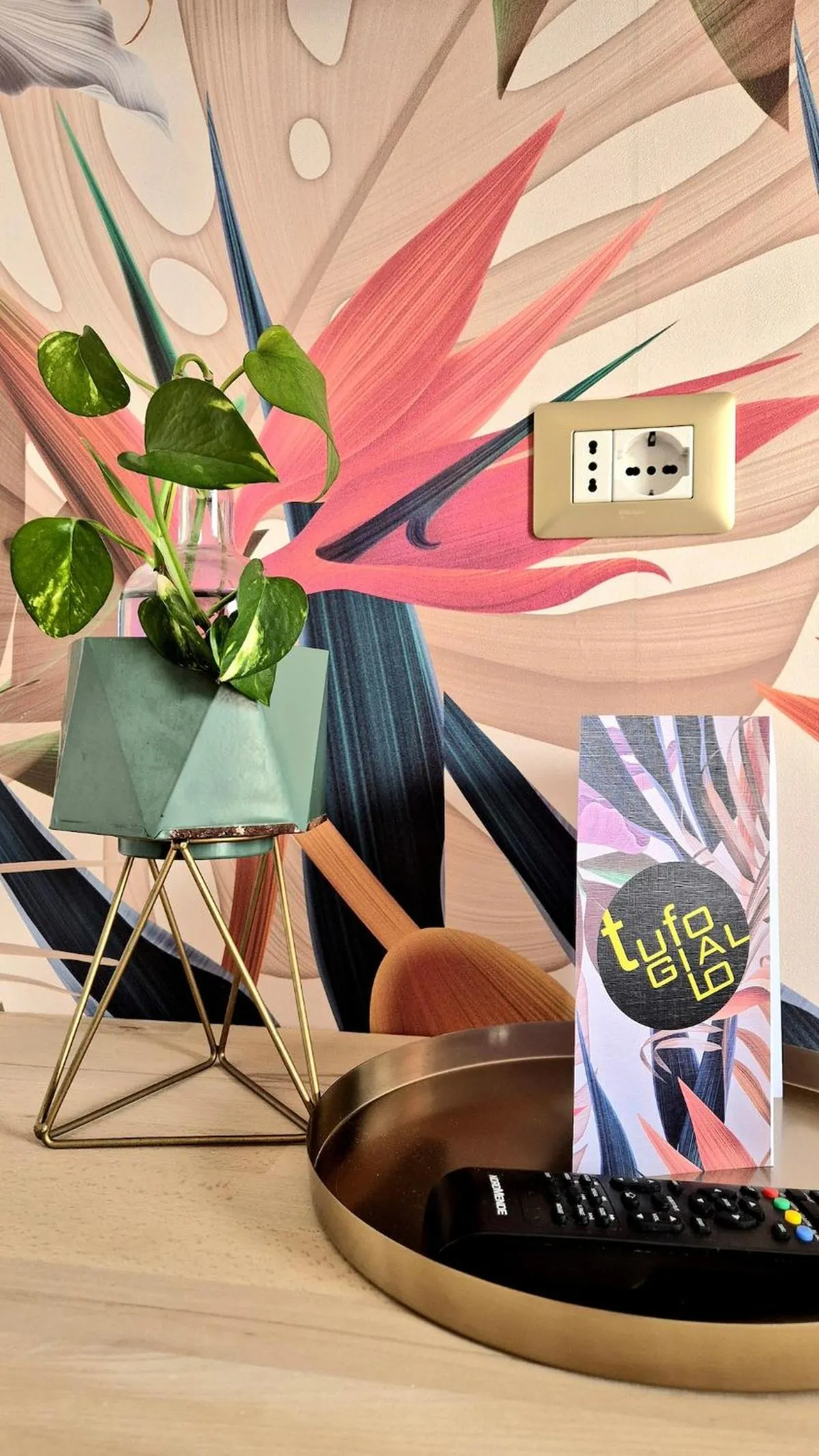 Text overlay in Tufo Giallo Rooms