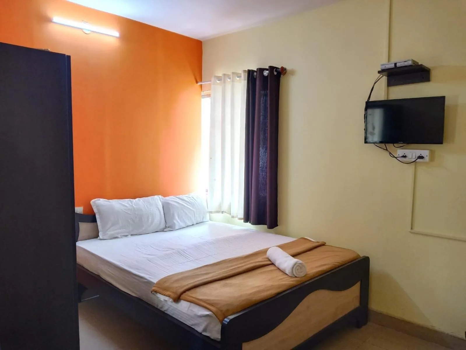 Bedroom, Bed in Guru Comfort, 100 m from Apollo Hospital