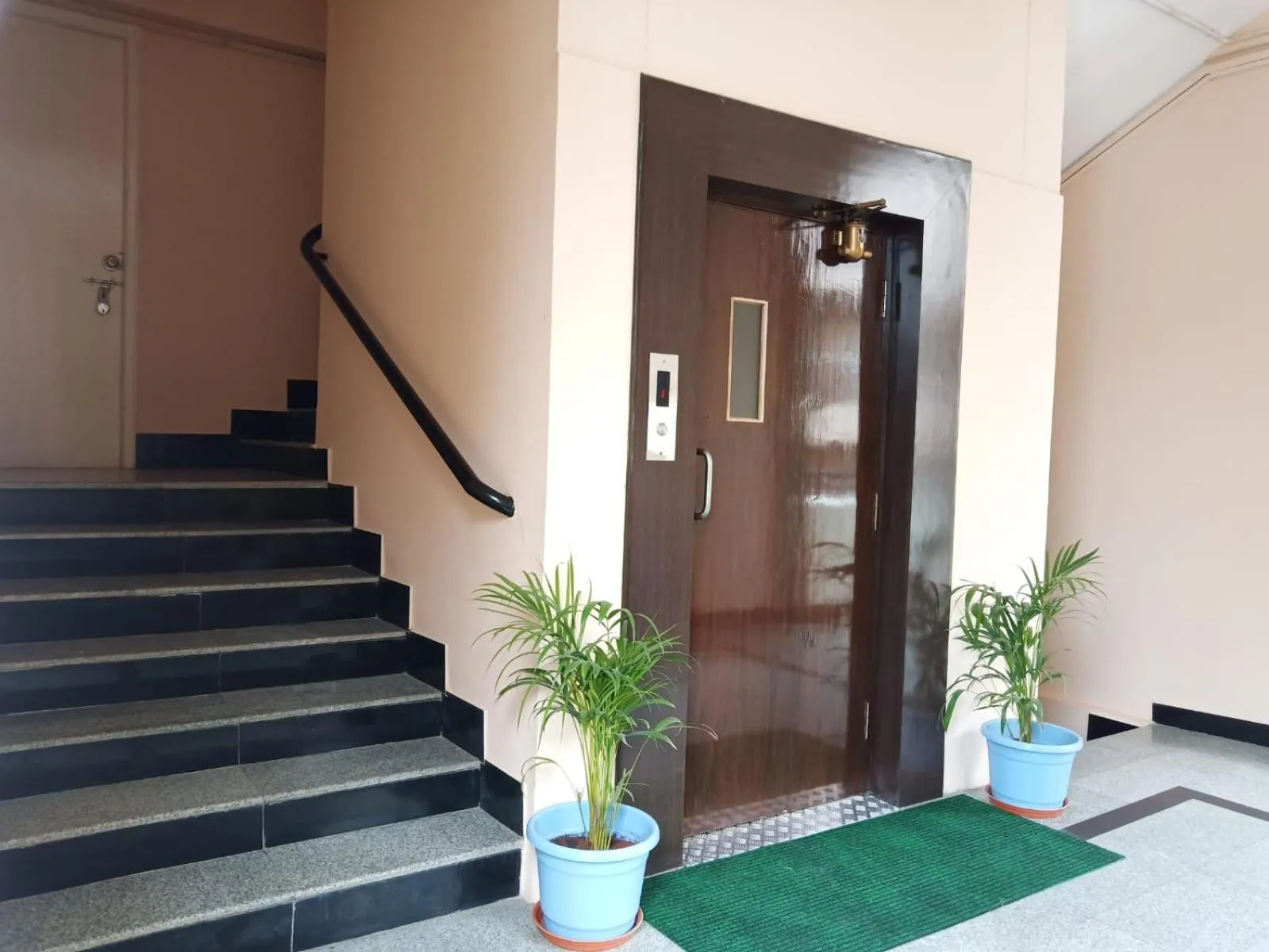 Facade/entrance in Guru Comfort, 100 m from Apollo Hospital