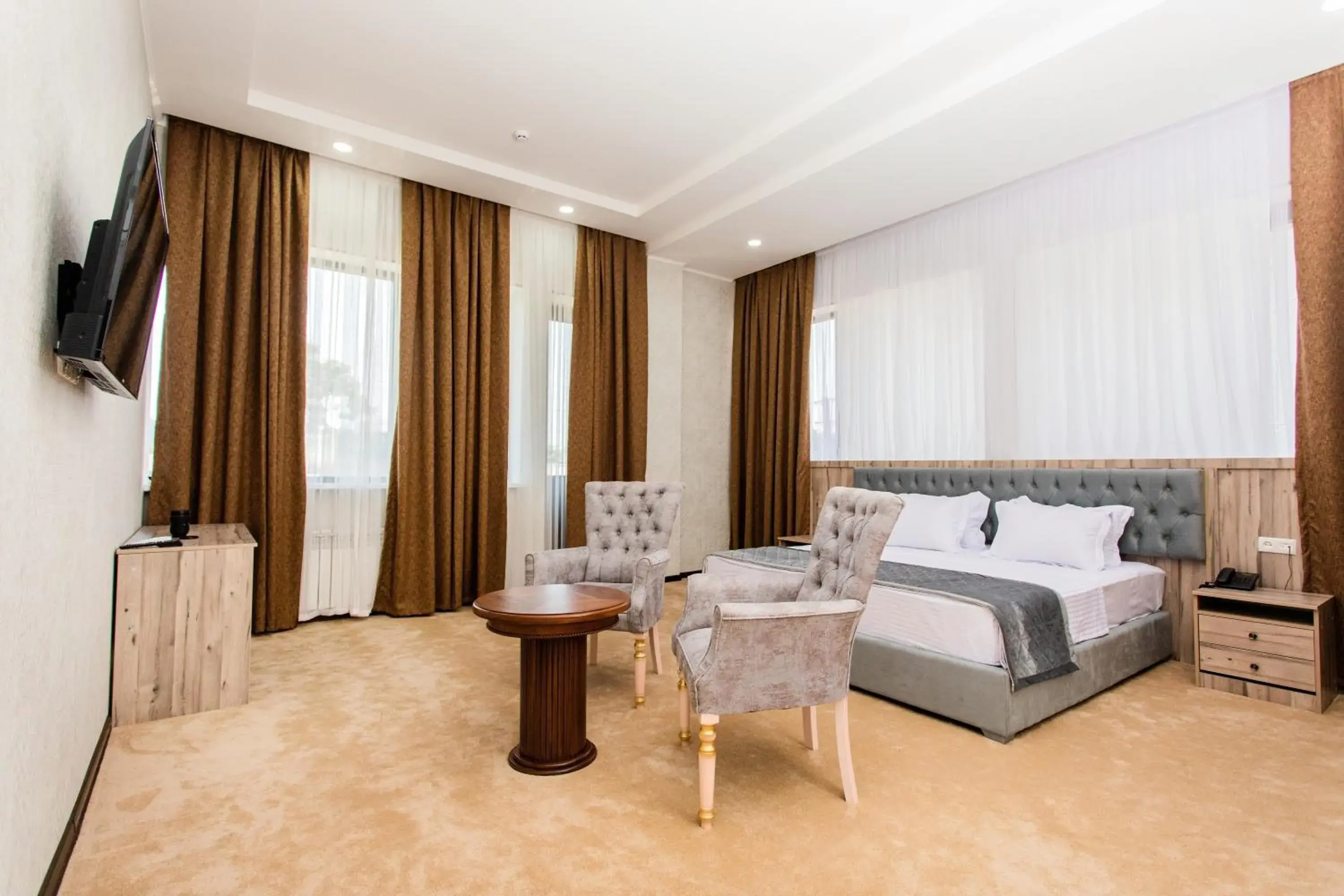 Communal lounge/ TV room, Bed in Gabrielle International Hotel Communal lounge/ TV room, Bed in Gabrielle International Hotel