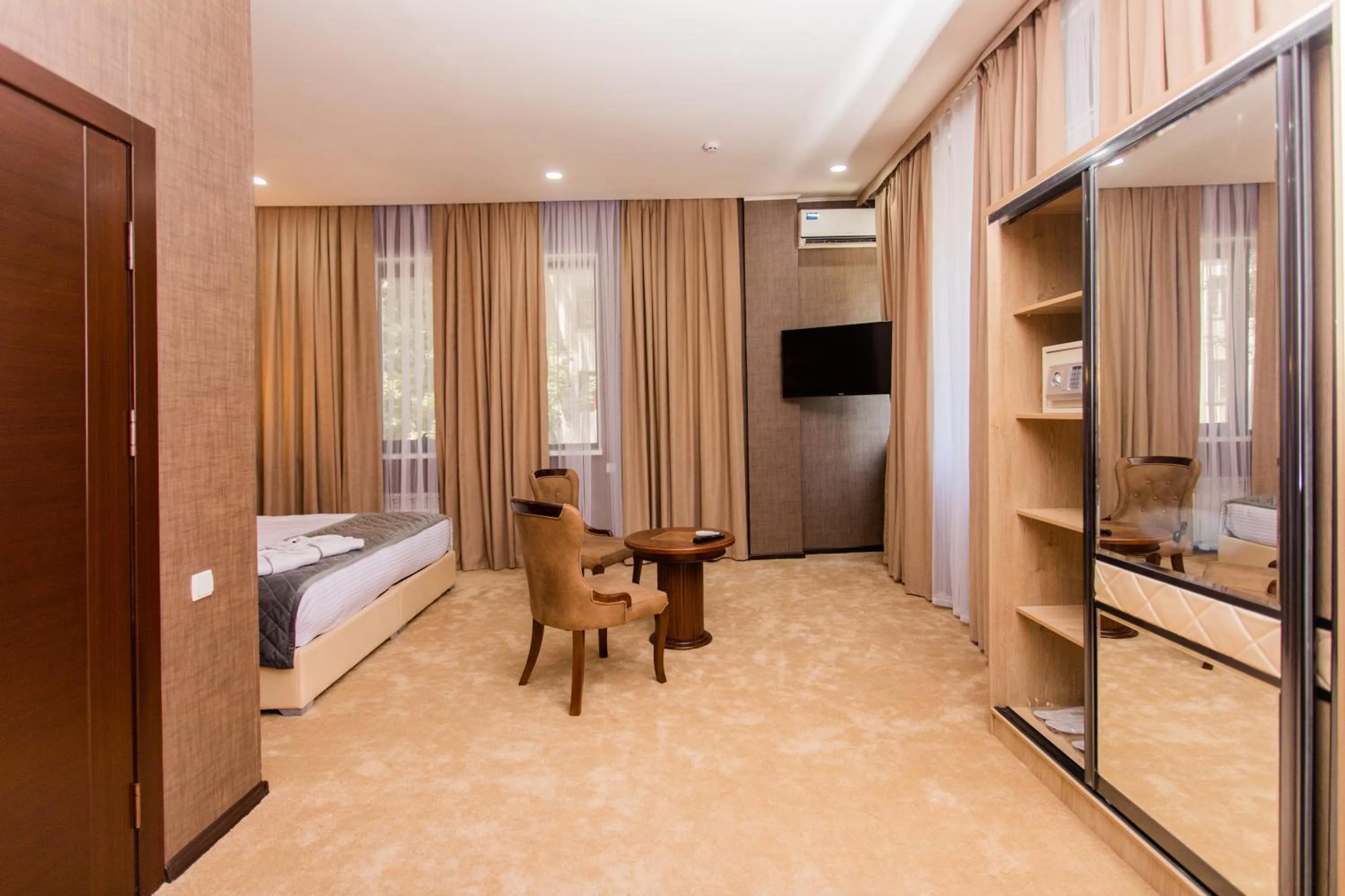 Living room, Bed in Gabrielle International Hotel