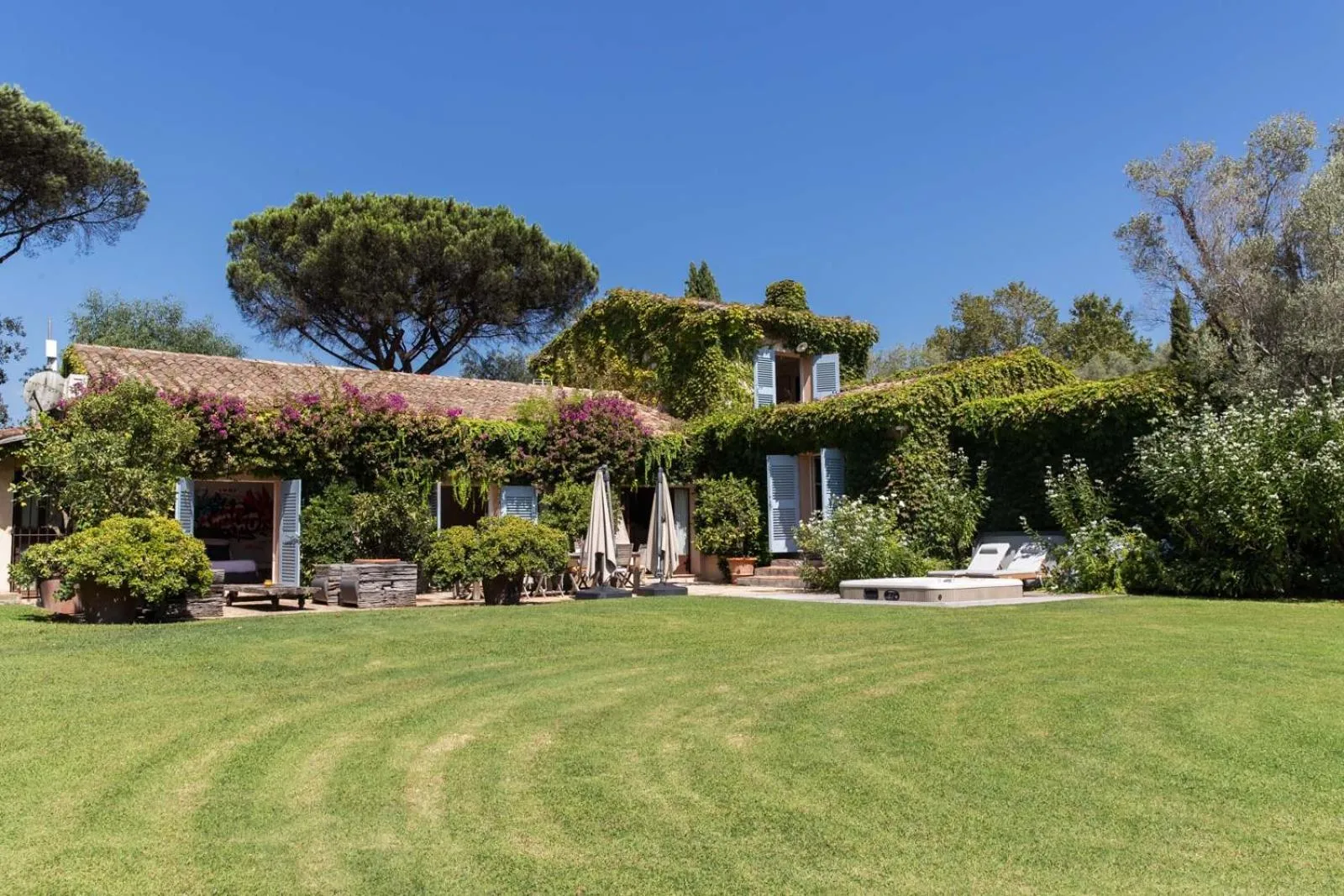 Spring in Domaine Les Mésanges