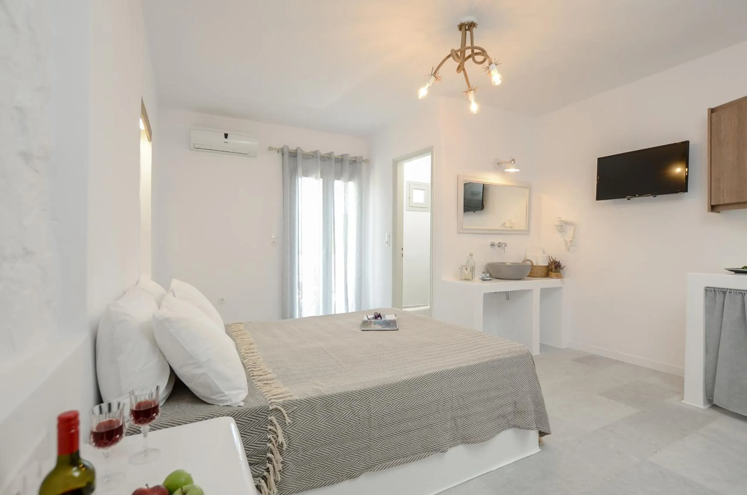 Photo of the whole room, Bed in Casa Verde Di Naxos