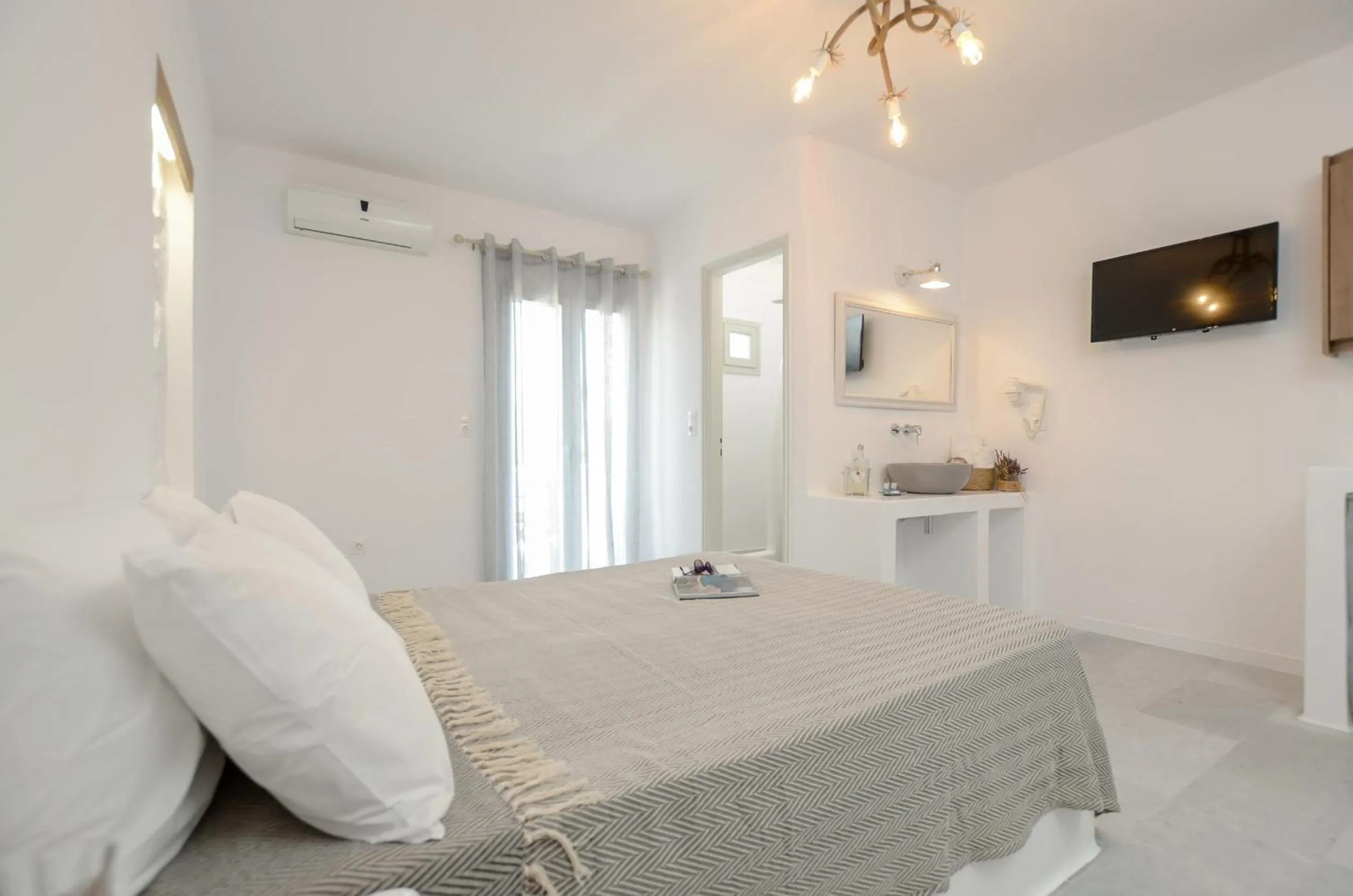 Photo of the whole room, Bed in Casa Verde Di Naxos