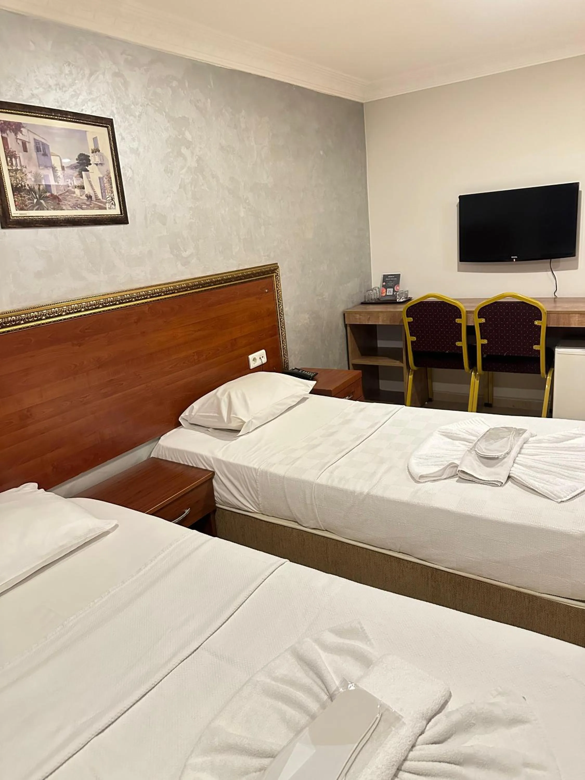 Communal lounge/ TV room, Bed in Hotel Real Life