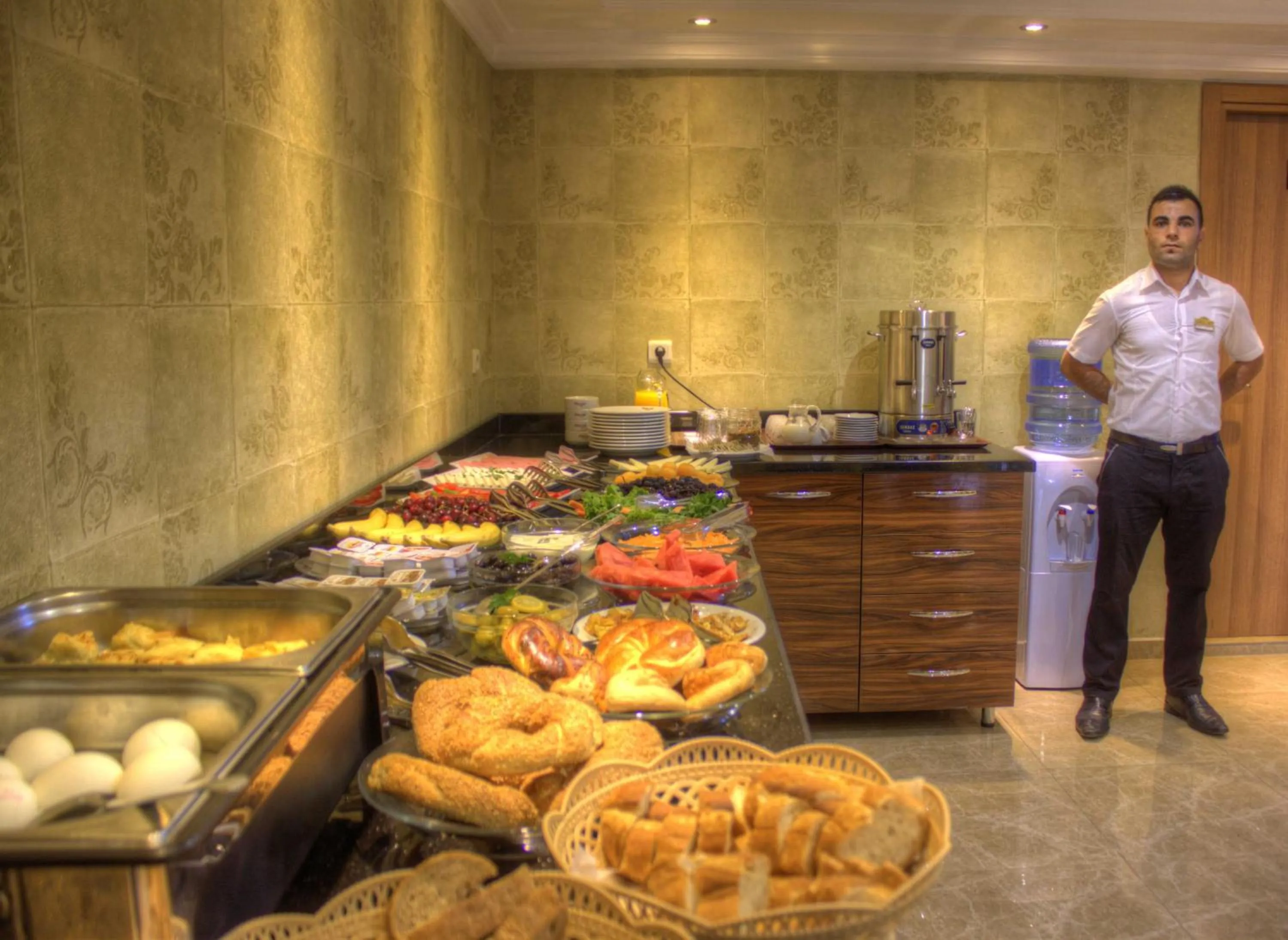 Restaurant/places to eat in Hotel Real Life