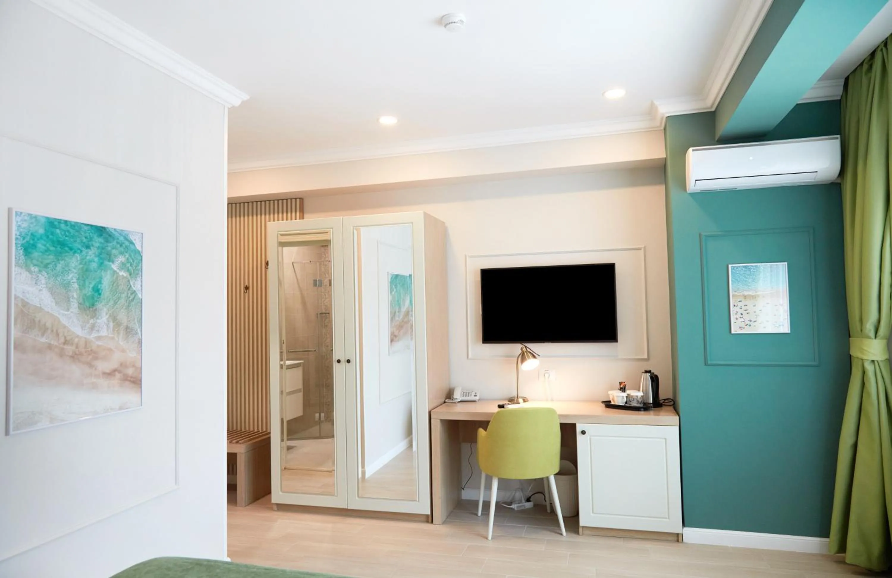 TV and multimedia in Hotel Azaleea Mamaia Nord