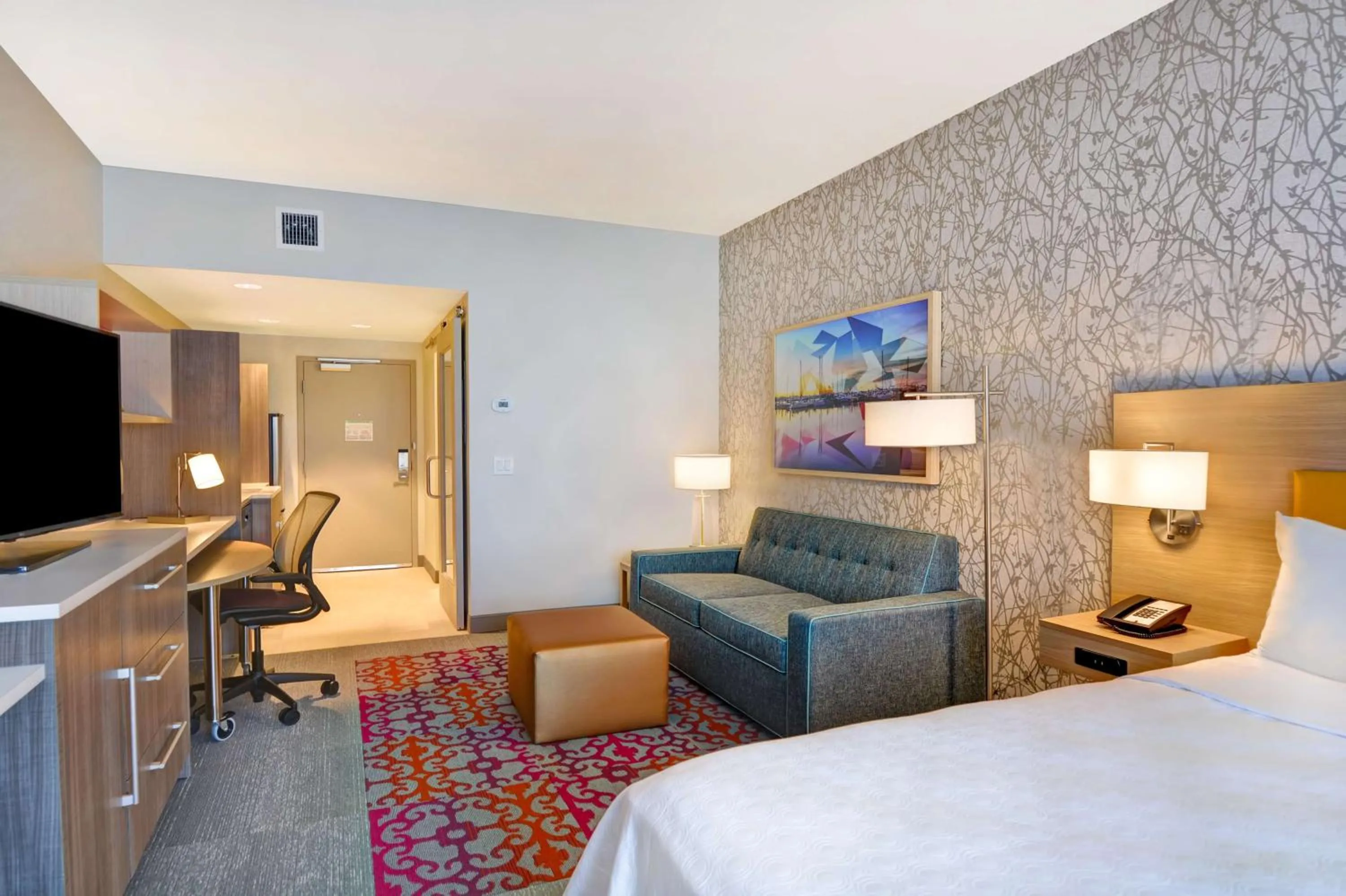 Living room, Bed in Home2 Suites By Hilton Naples I-75 Pine Ridge Road