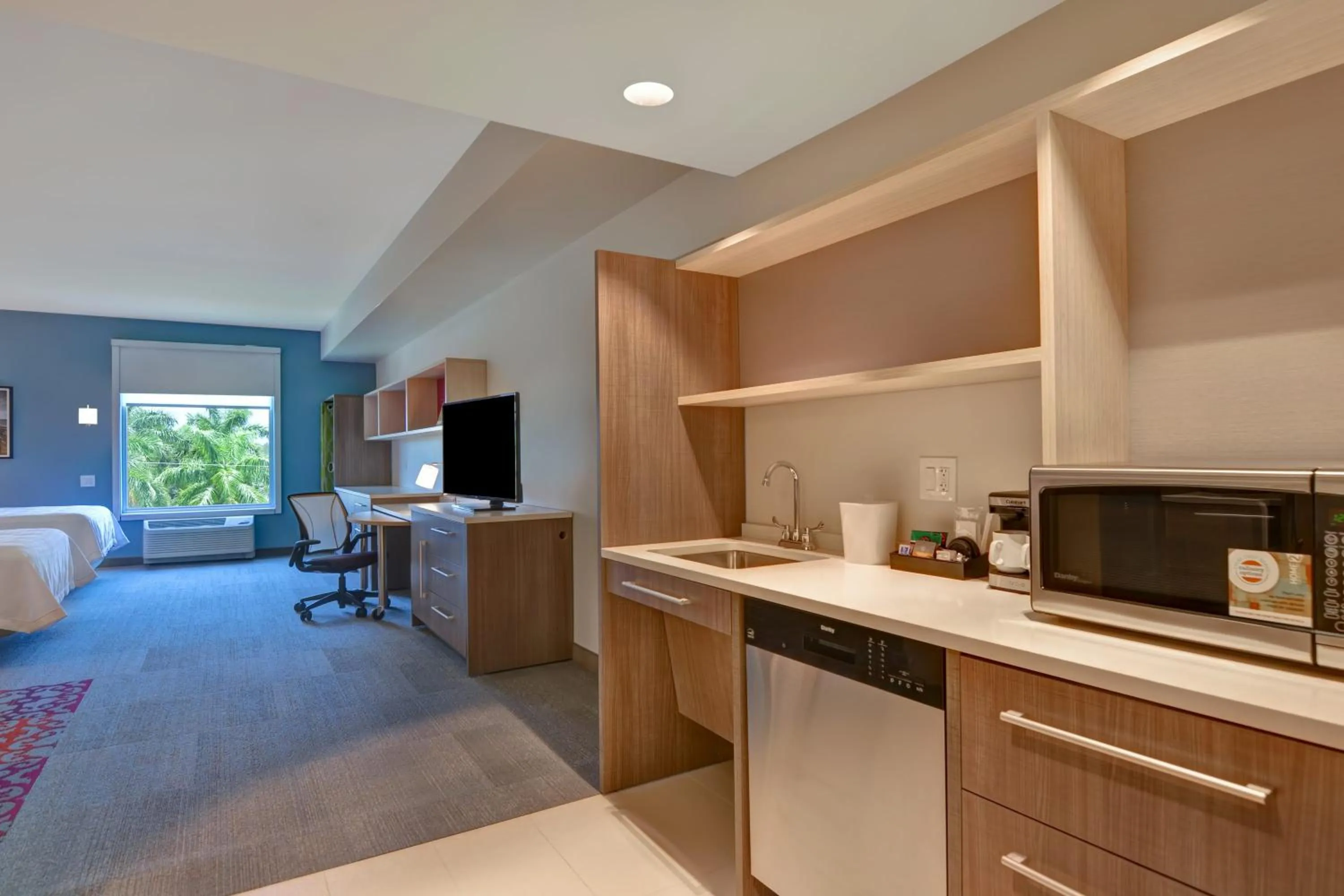 Kitchen or kitchenette in Home2 Suites By Hilton Naples I-75 Pine Ridge Road