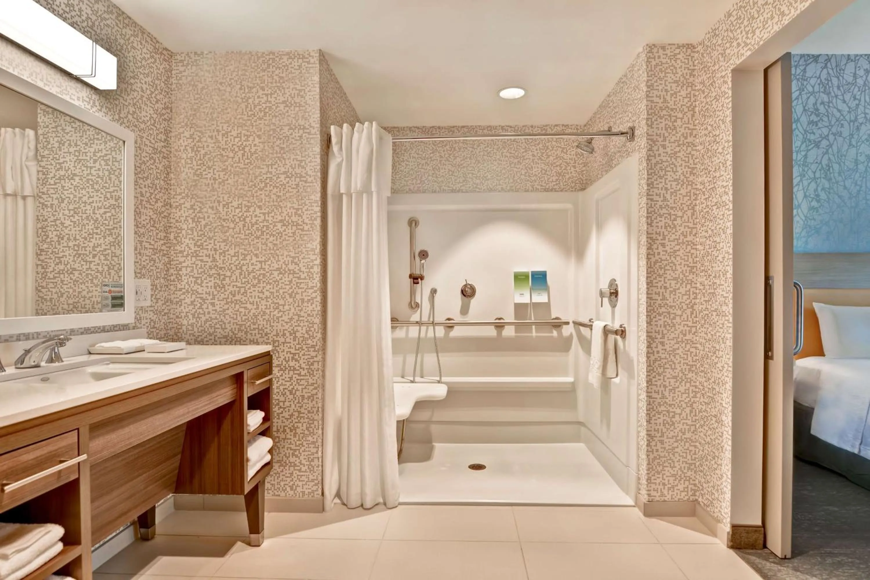 Bathroom, Bed in Home2 Suites By Hilton Naples I-75 Pine Ridge Road