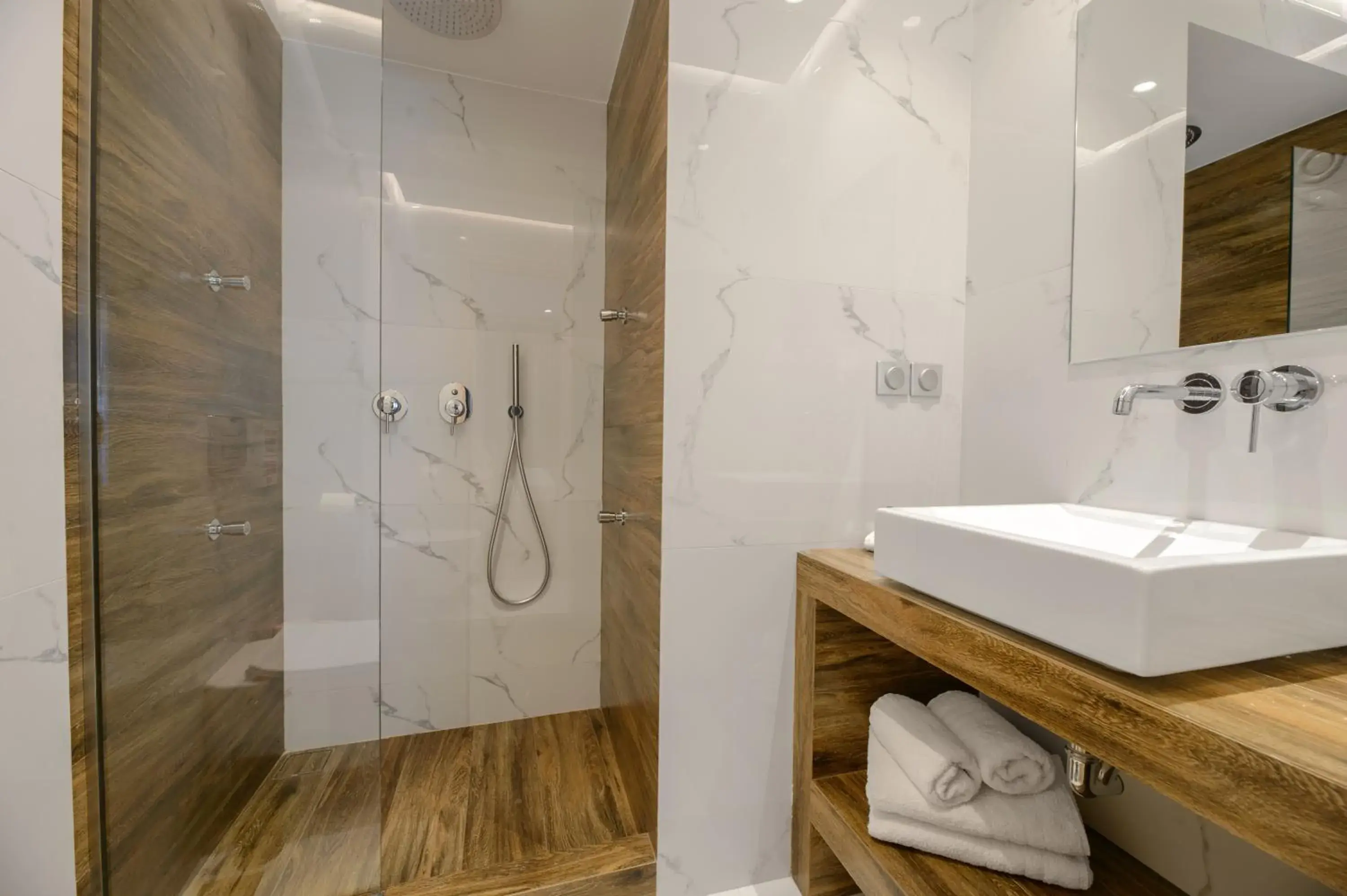 Shower in The Convo Syngrou Apartments Shower in The Convo Syngrou Apartments