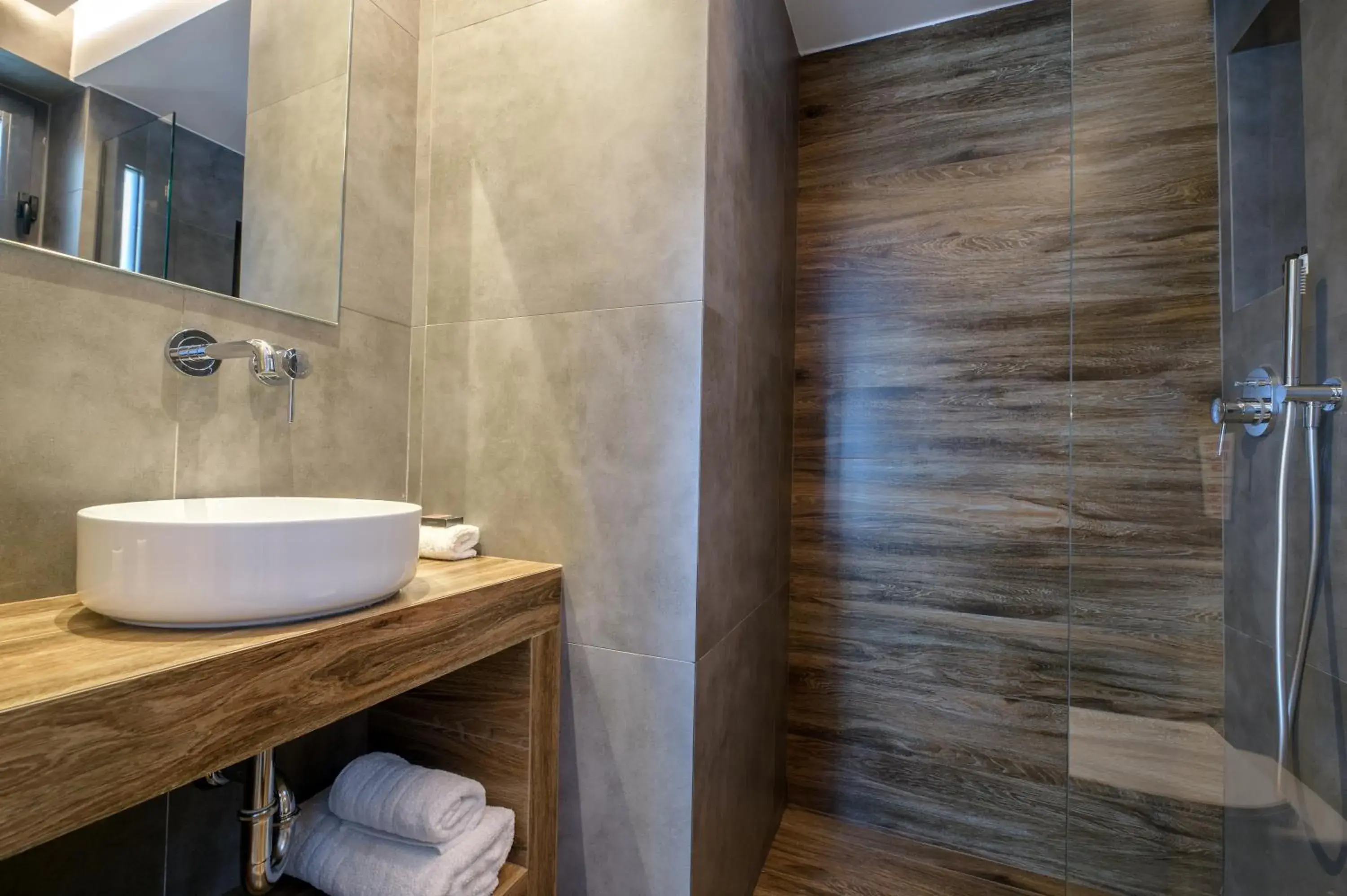 Shower in The Convo Syngrou Apartments Shower in The Convo Syngrou Apartments