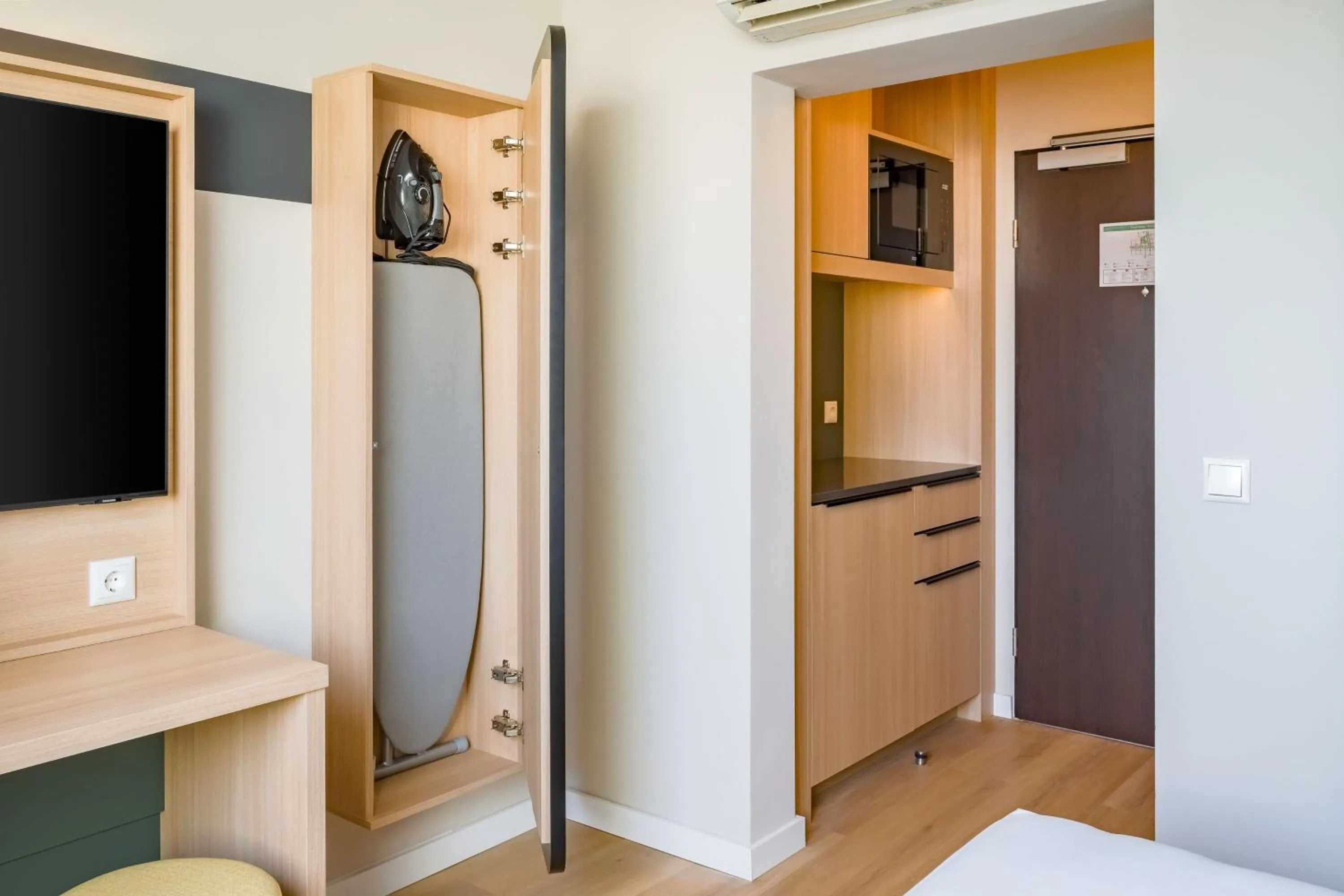 flat iron in Spark By Hilton Stuttgart Sindelfingen