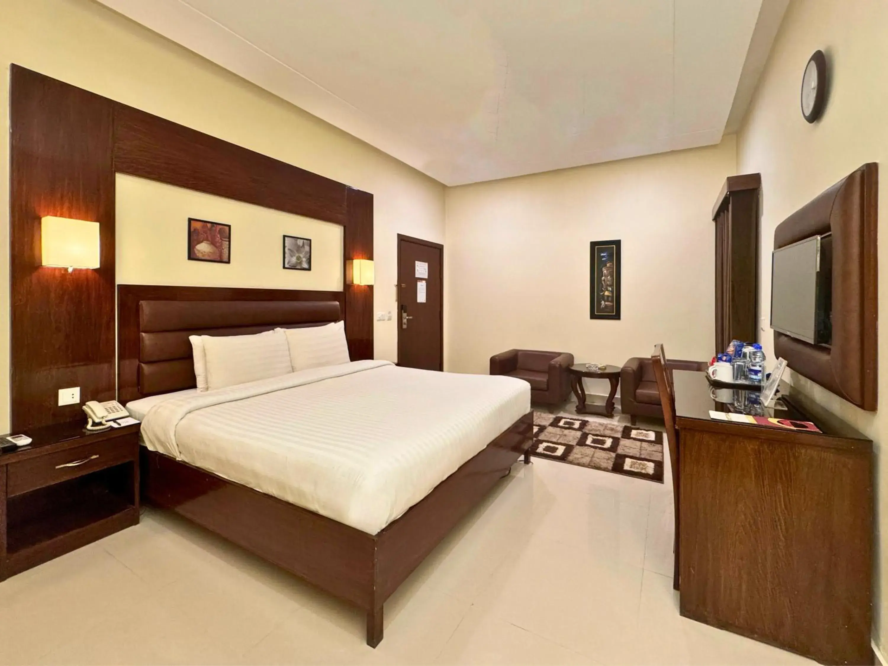 TV and multimedia, Bed in Hotel One DG Khan TV and multimedia, Bed in Hotel One DG Khan