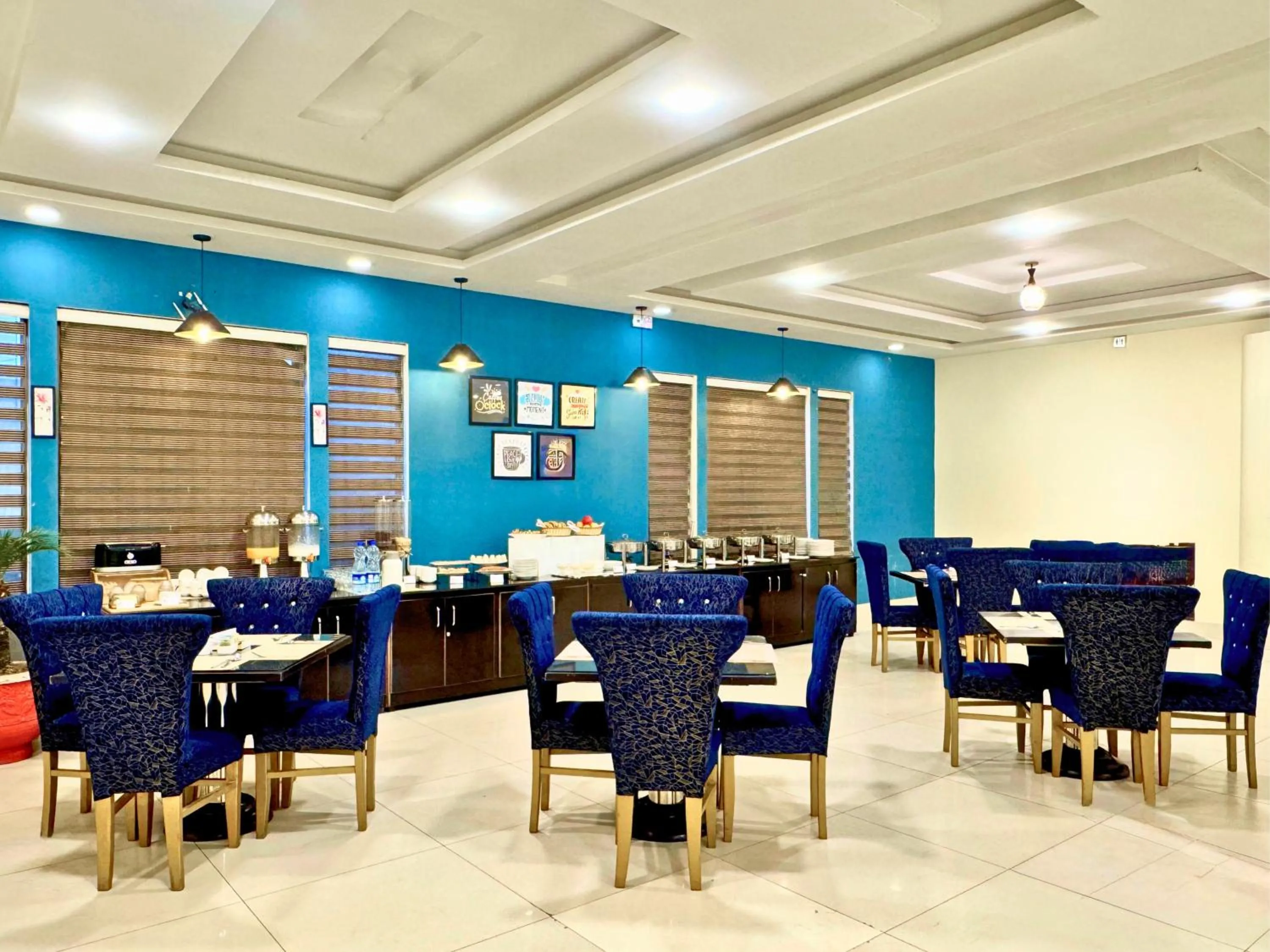 Restaurant/places to eat in Hotel One DG Khan