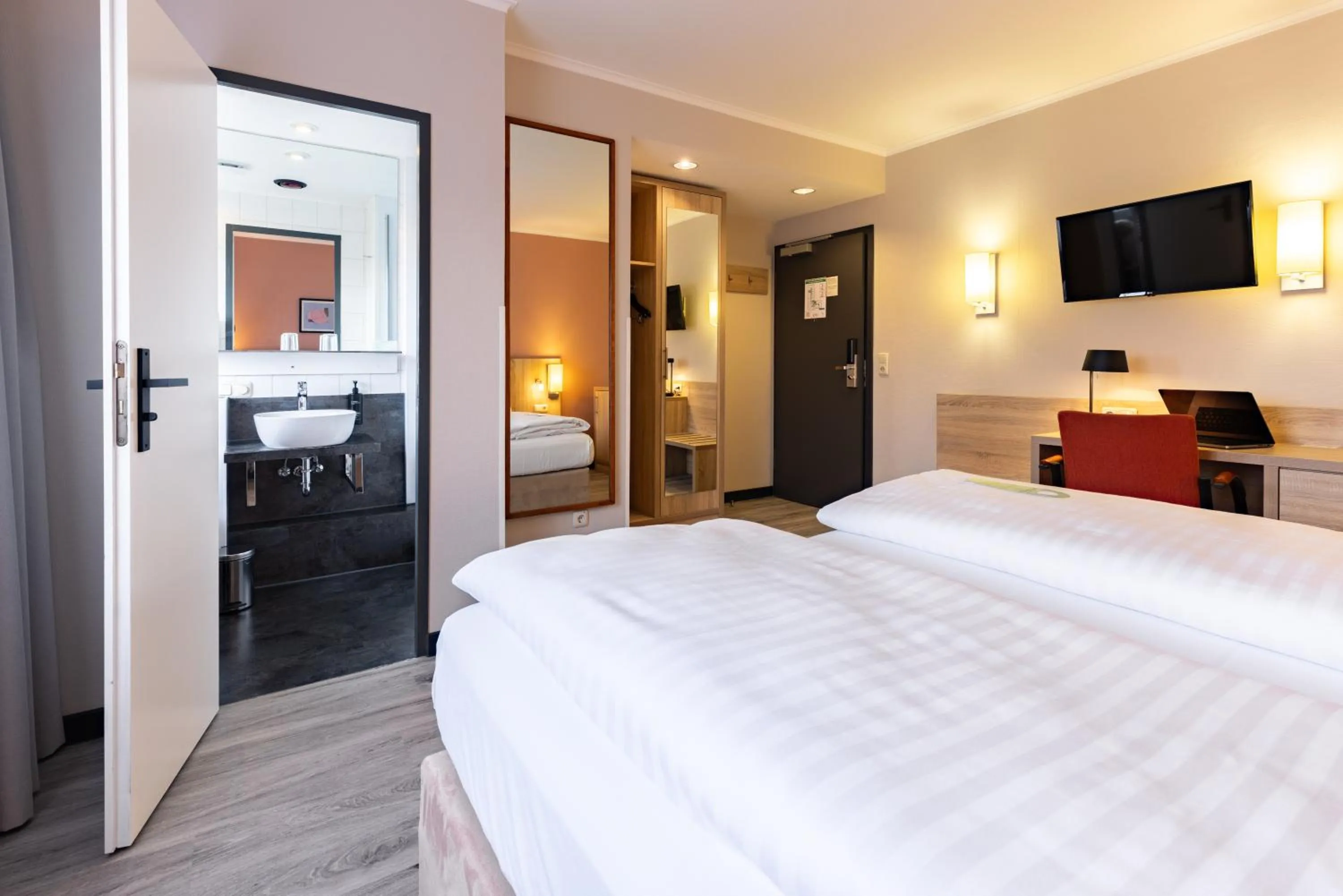 Photo of the whole room, Bed in Garner Hotel Bremen North by IHG