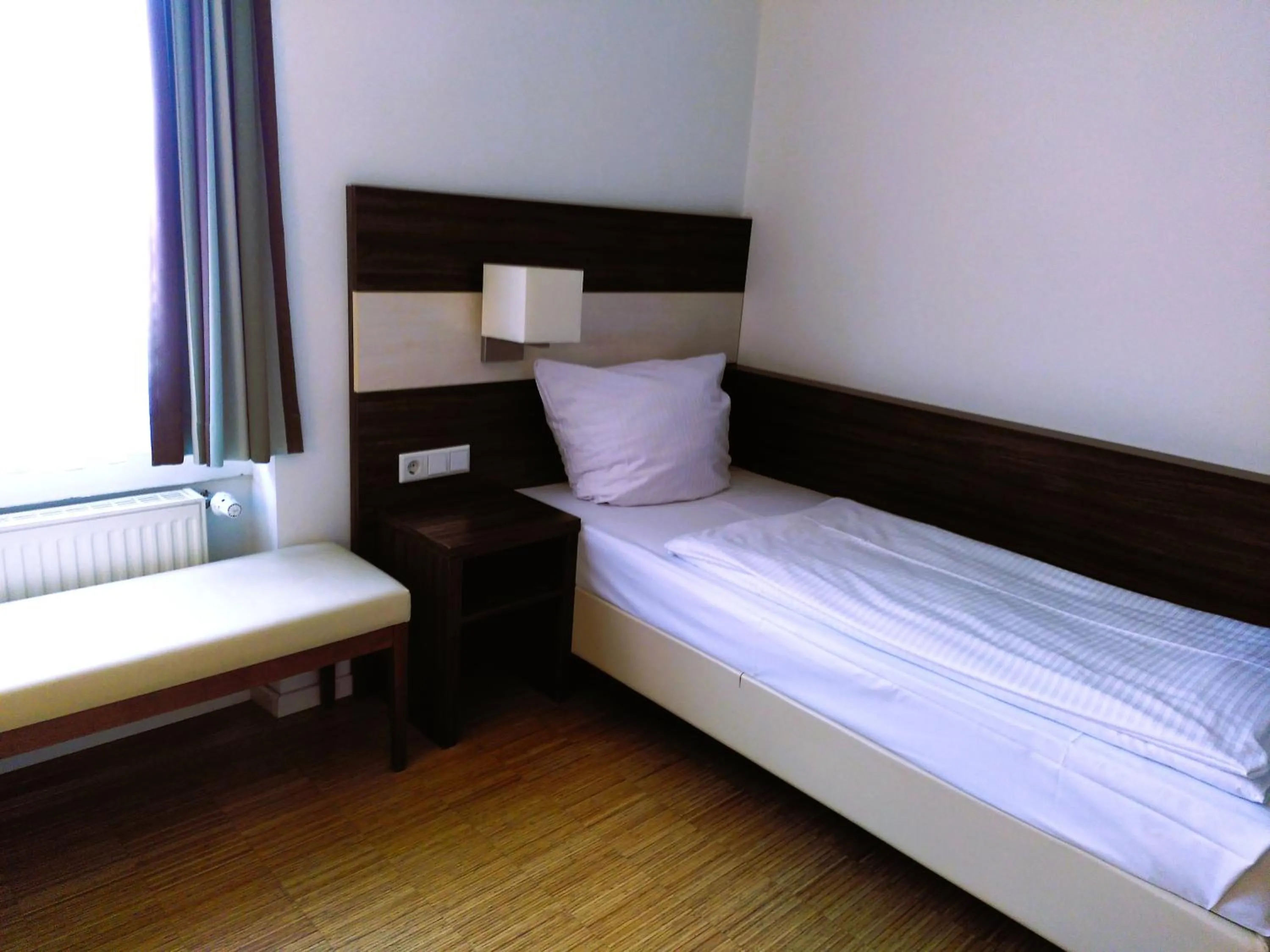 Bed in Halber Mond