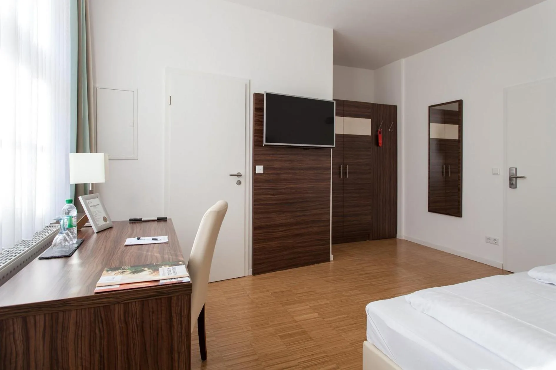 Photo of the whole room, Bed in Halber Mond